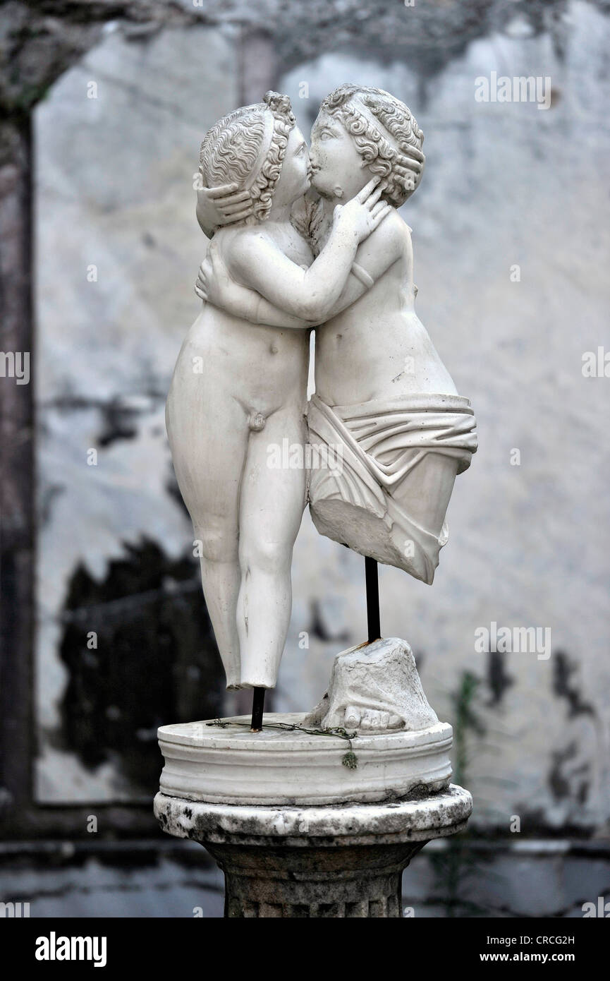 Statua di Amore e Psiche, Ostia Antica sito archeologico, antico porto della città di Roma, Lazio, l'Italia, Europa Foto Stock