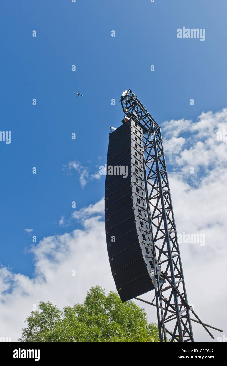 Un altoparlante di grandi dimensioni pila su un al di fuori del gantry Foto Stock