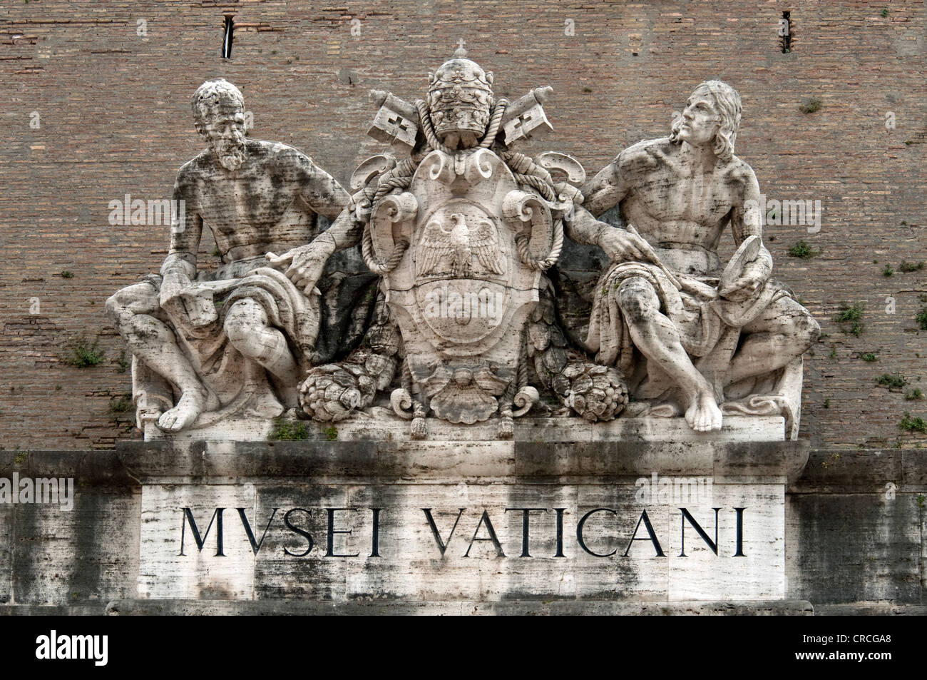 Statue di santi sullo stemma di Papa Pio XI, portale per i Musei Vaticani, Mura Vaticane, Città del Vaticano, Roma, Lazio Foto Stock