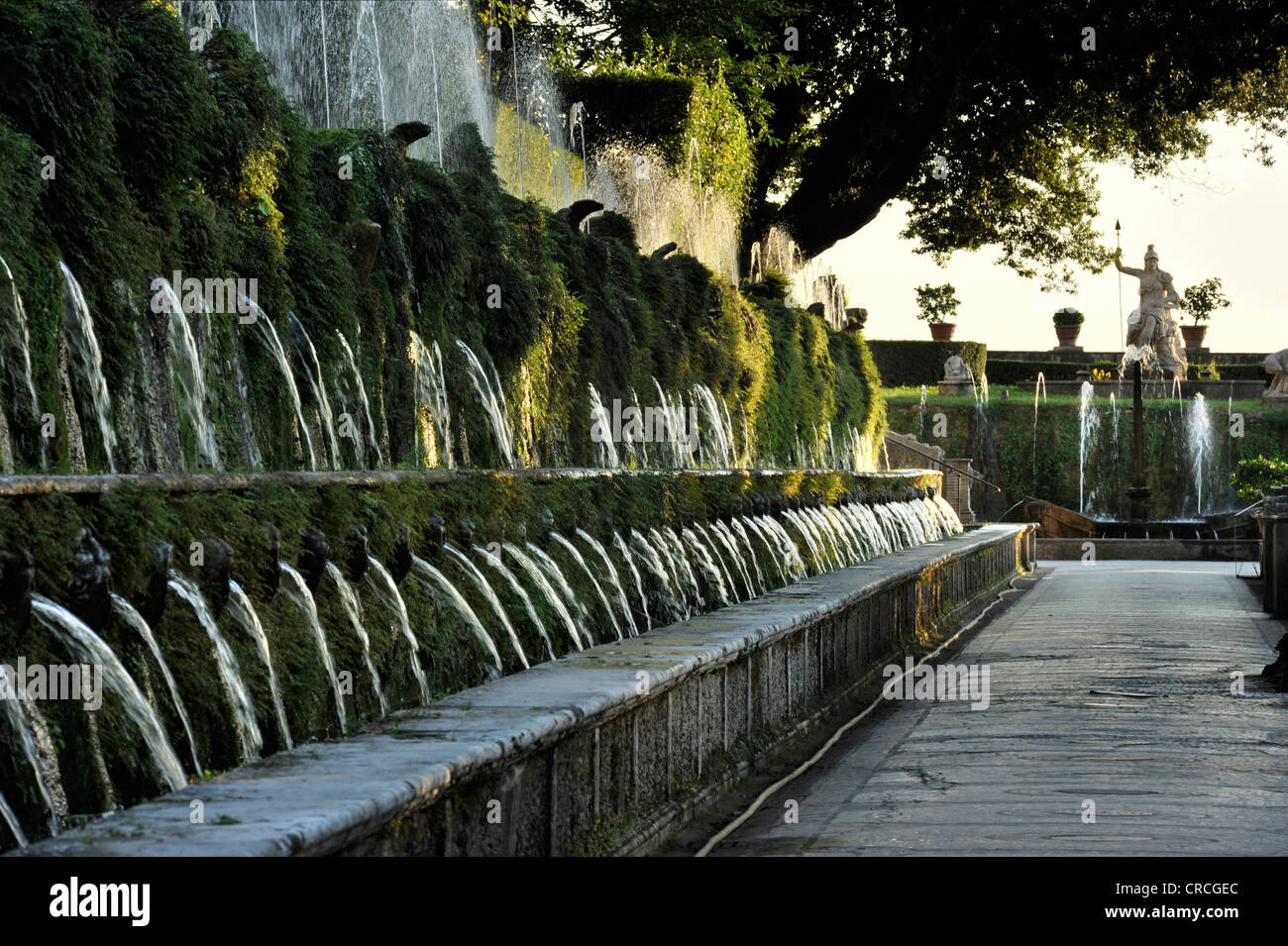 Il Viale delle cento fontane o un vicolo dei cento fontane, la Fontana della Rometta, giardino di Villa d'Este Foto Stock
