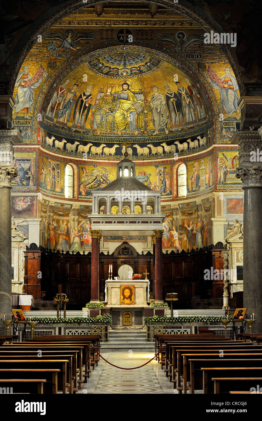 Navata con arco trionfale, altare con ciborio marmoreo o tettoia e abside mosaici di Cavallini la Basilica di Santa Maria in Trastevere Foto Stock