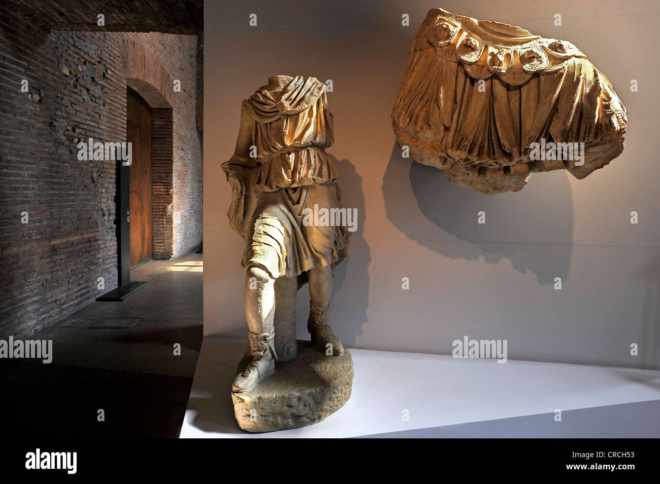 La ricostruzione della statua di gruppo con Enea e Anchise Ascanius dal Forum di marmo di Merida in Spagna Foto Stock