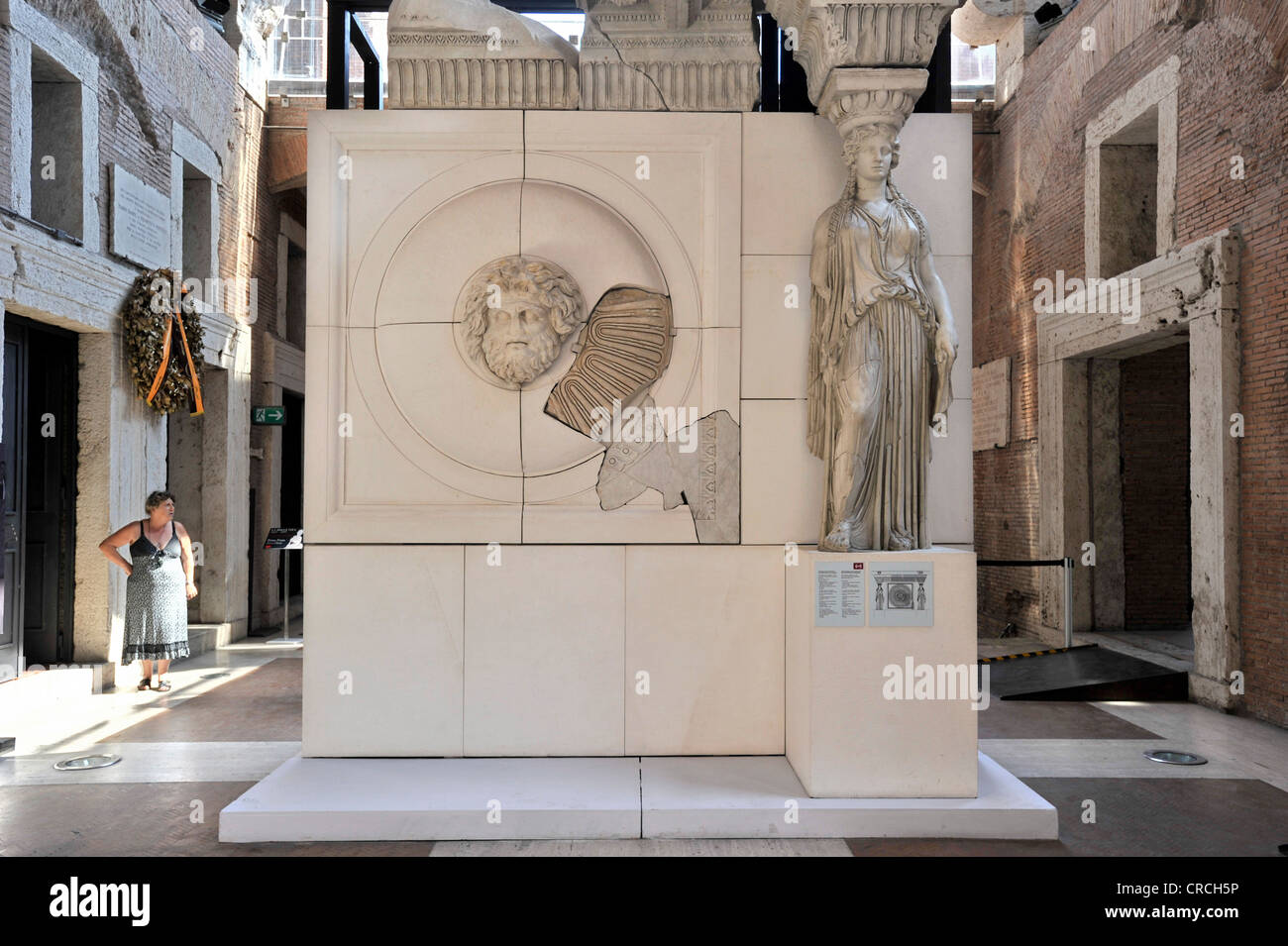 La ricostruzione della soffitta del portico al Foro di Augusto con la testa di Giove Ammone, una cariatide e marmo Foto Stock