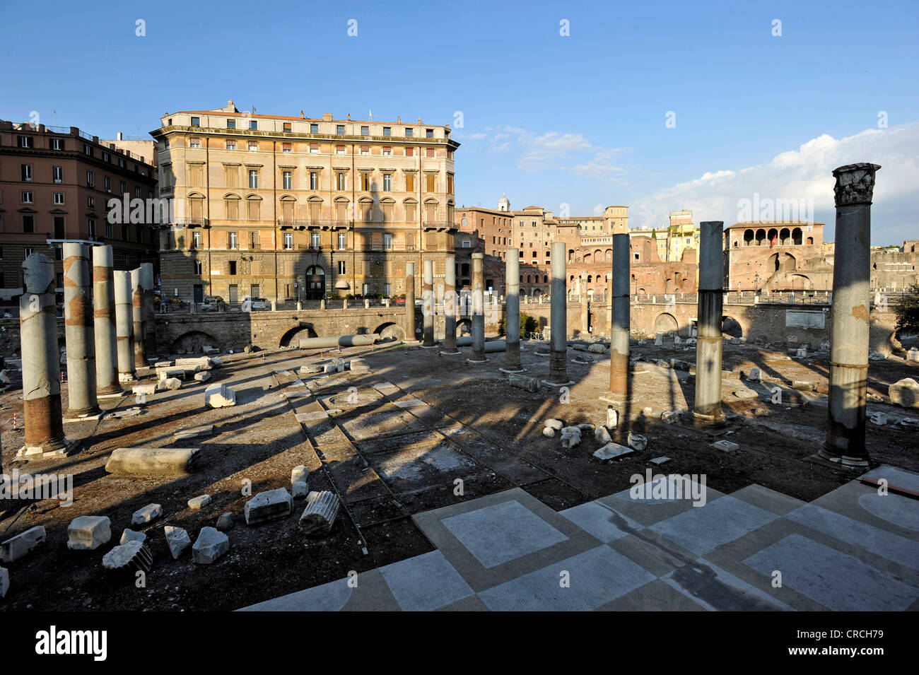 Le colonne della Basilica Ulpia, casa dei cavalieri Ospitalieri, il Foro di Traiano, Via dei Fori Imperiali di Roma, lazio, Italy Foto Stock