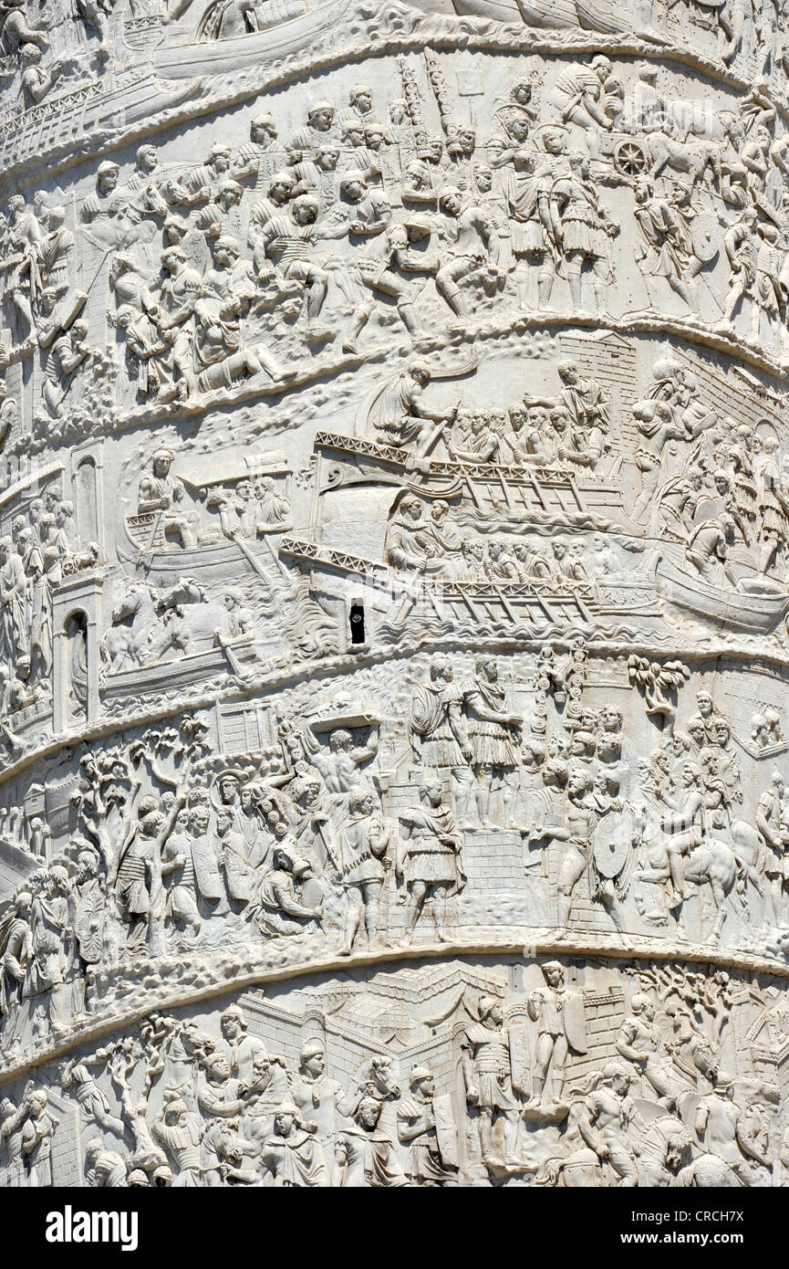 Colonna di Traiano con raffigurazioni di guerra in una fascia in rilievo, il Foro di Traiano, Via dei Fori Imperiali di Roma, Lazio, l'Italia, Europa Foto Stock