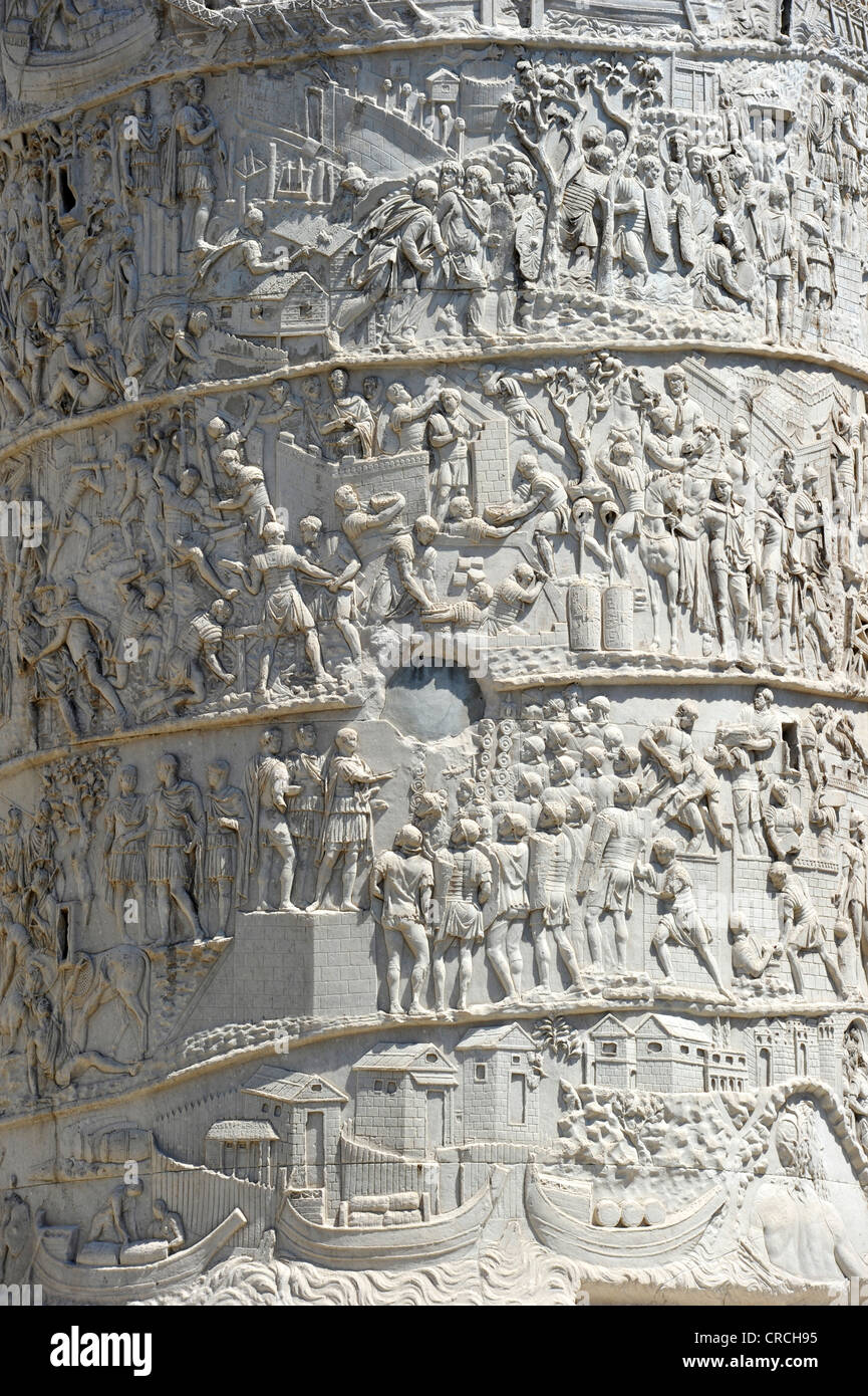 Colonna di Traiano con raffigurazioni di guerra in una fascia in rilievo, il Foro di Traiano, Via dei Fori Imperiali di Roma, Lazio, l'Italia, Europa Foto Stock