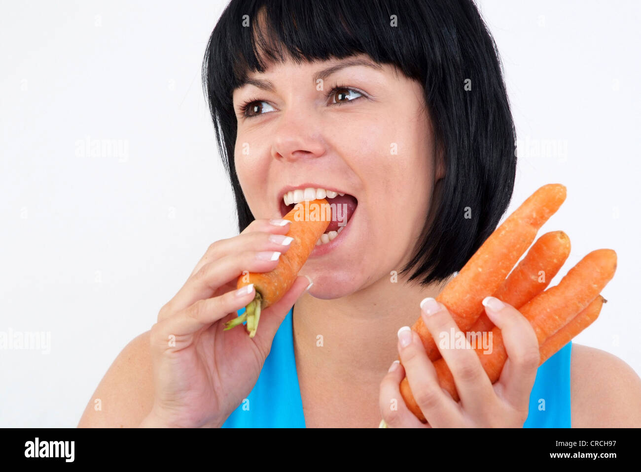 Donna mangia una carota Foto Stock