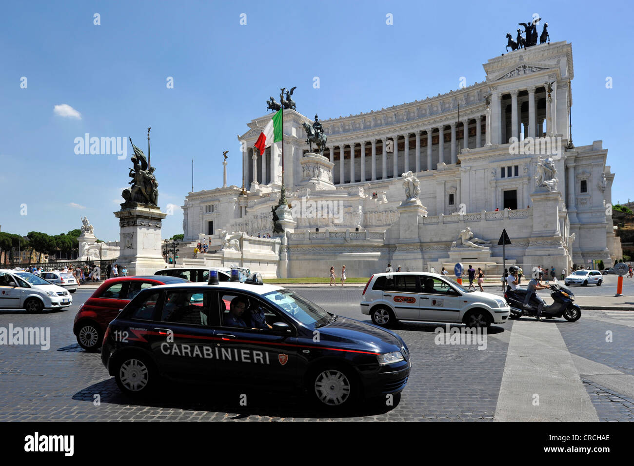 Il traffico con un veicolo dei Carabinieri di fronte al monumento nazionale italiano di re Vittorio Emanuele II, Piazza Venezia Foto Stock