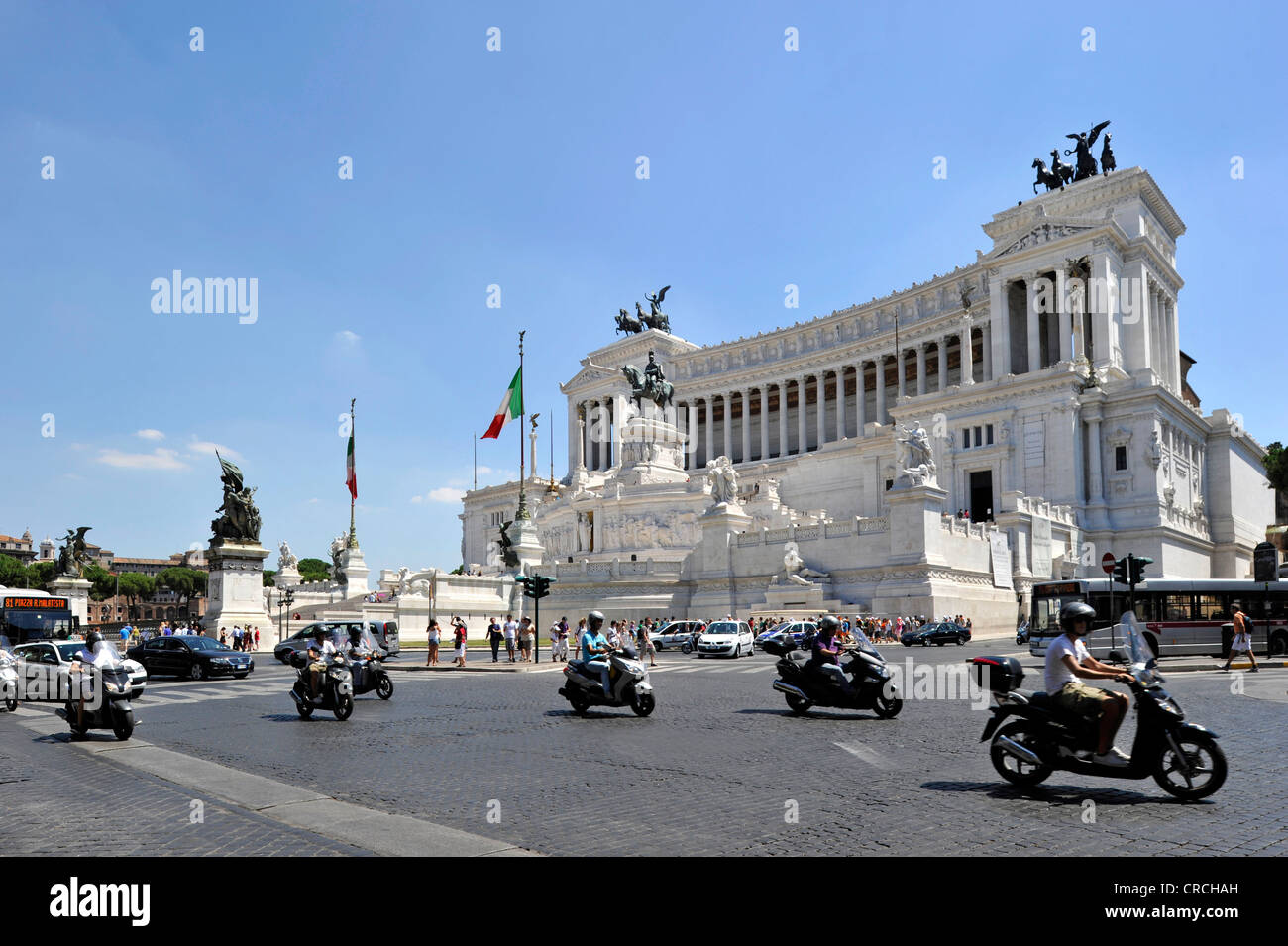 Il traffico con motorscooters davanti al monumento nazionale italiano di re Vittorio Emanuele II, Piazza Venezia, Roma, Lazio Foto Stock
