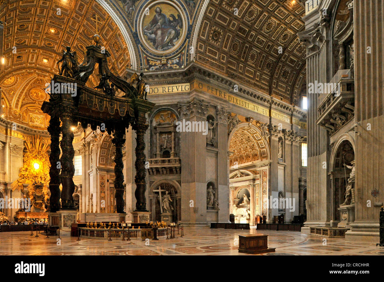 Abside e Bernini baldacchino sopra l altare papale della Basilica di San Pietro e la Città del Vaticano, Roma, Regione Lazio, Italia, Europa Foto Stock