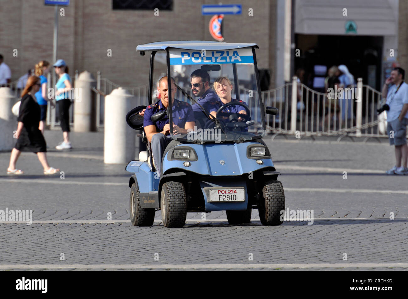 Pattuglia di polizia in un carrello da golf su Piazza San Pietro, il Vaticano, Roma, Lazio, l'Italia, Europa Foto Stock