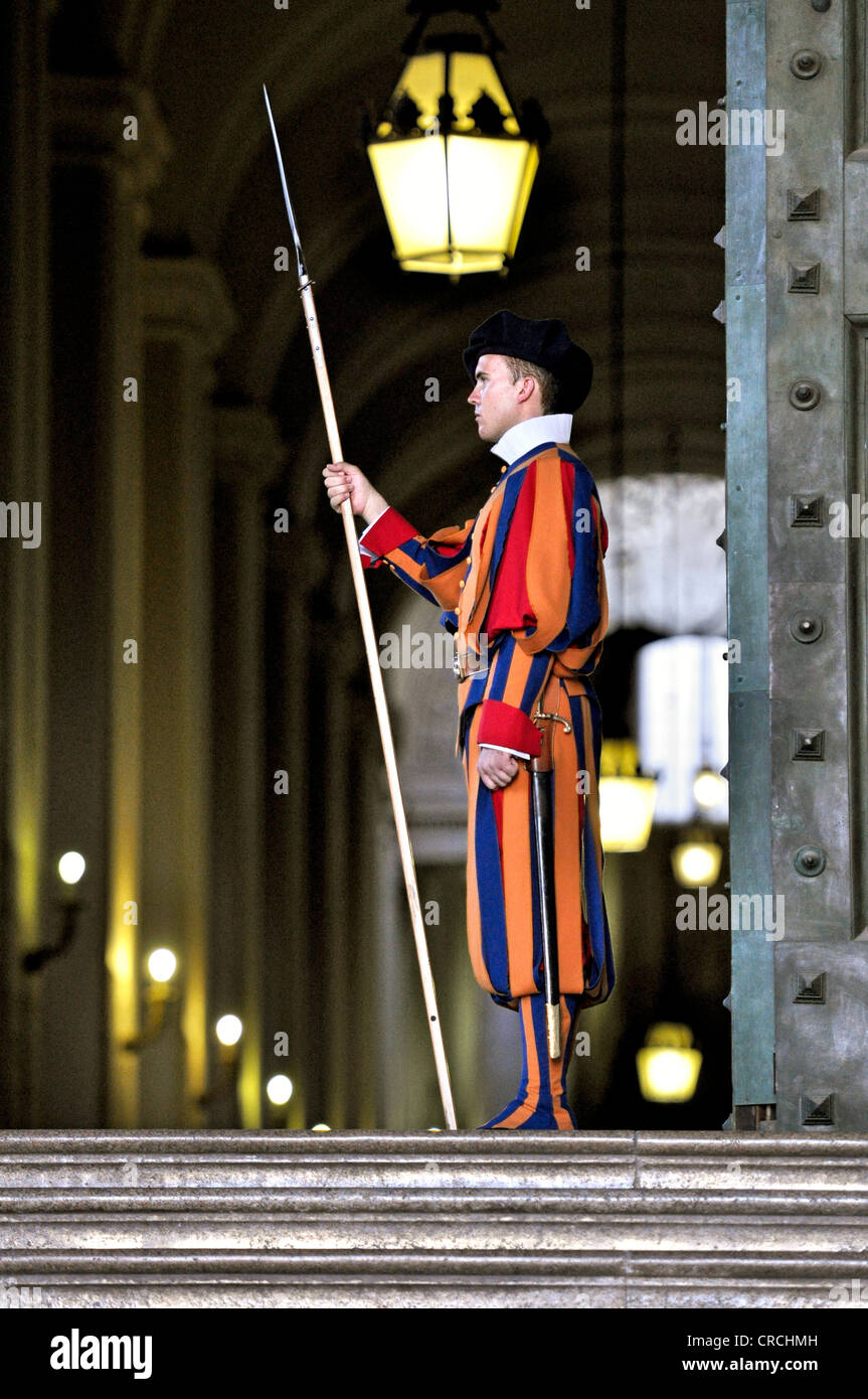 Soldato svizzero della Guardia Svizzera presso la Basilica di San Pietro, il Vaticano, Roma, Regione Lazio, Italia, Europa Foto Stock