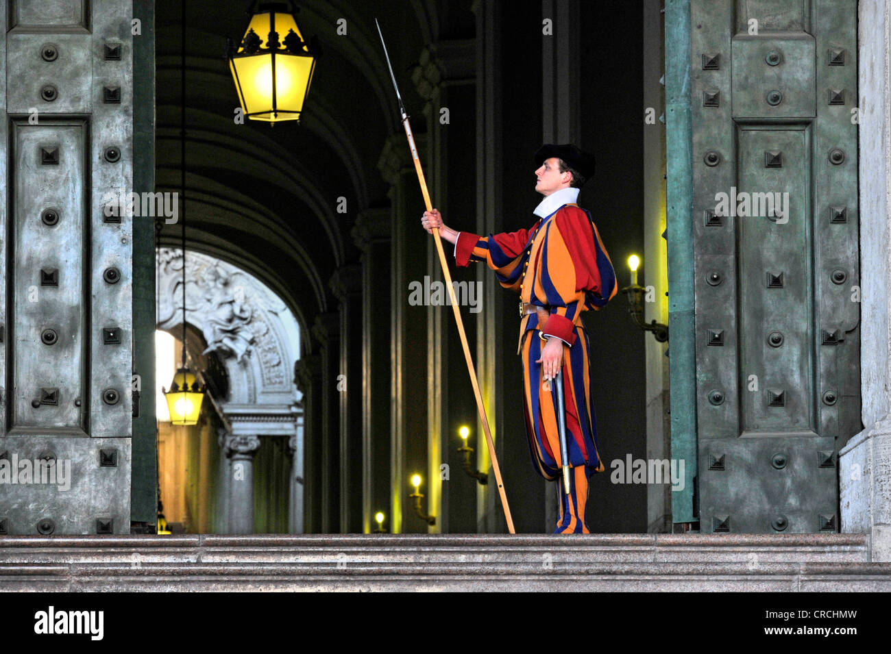 Soldato svizzero della Guardia Svizzera presso la Basilica di San Pietro, il Vaticano, Roma, Regione Lazio, Italia, Europa ***restrizione: per non essere Foto Stock