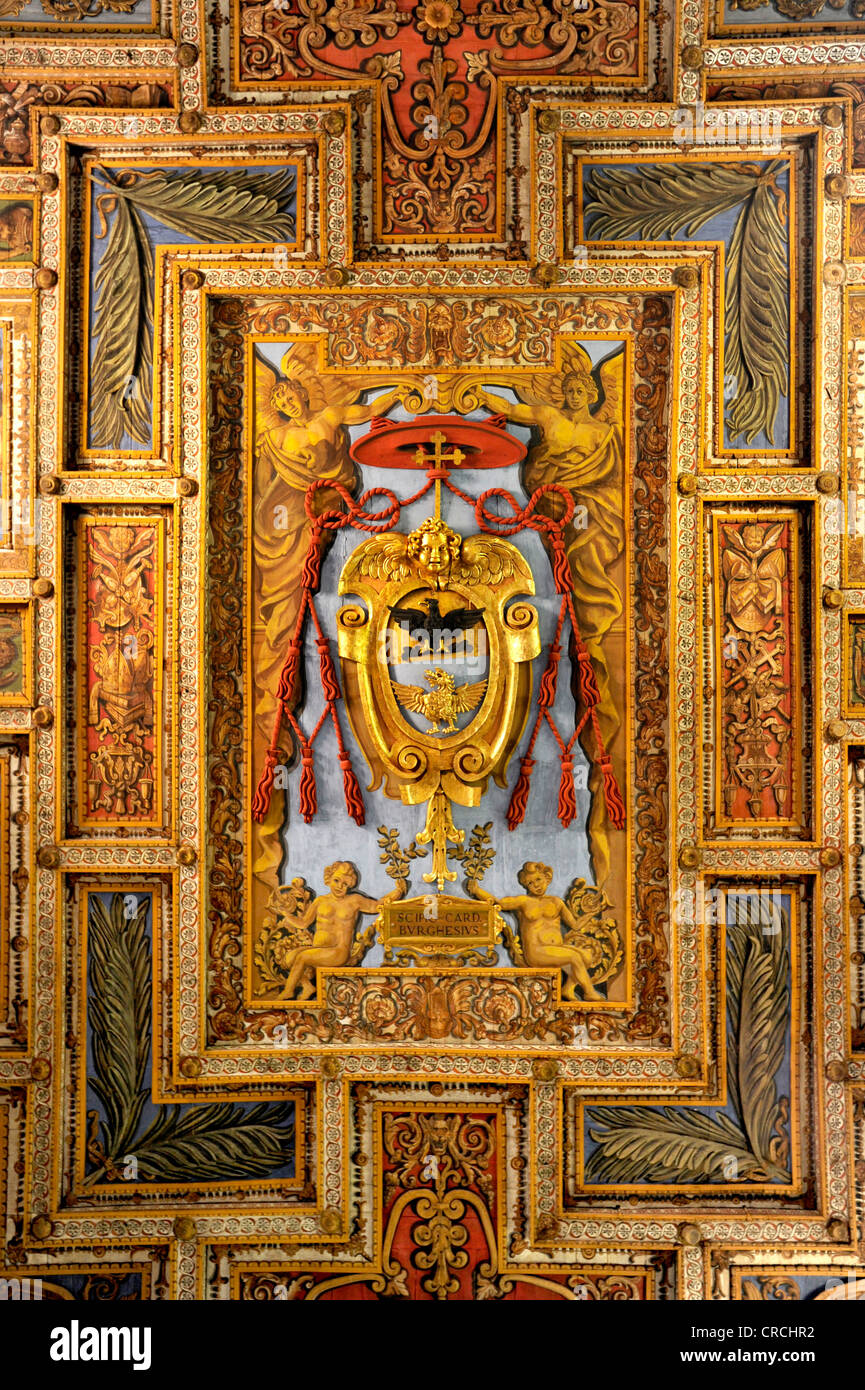 Stemma del cardinale Gabrielli sul legno del soffitto a cassettoni della Basilica di San Sebastiano fuori le mura sopra il Foto Stock