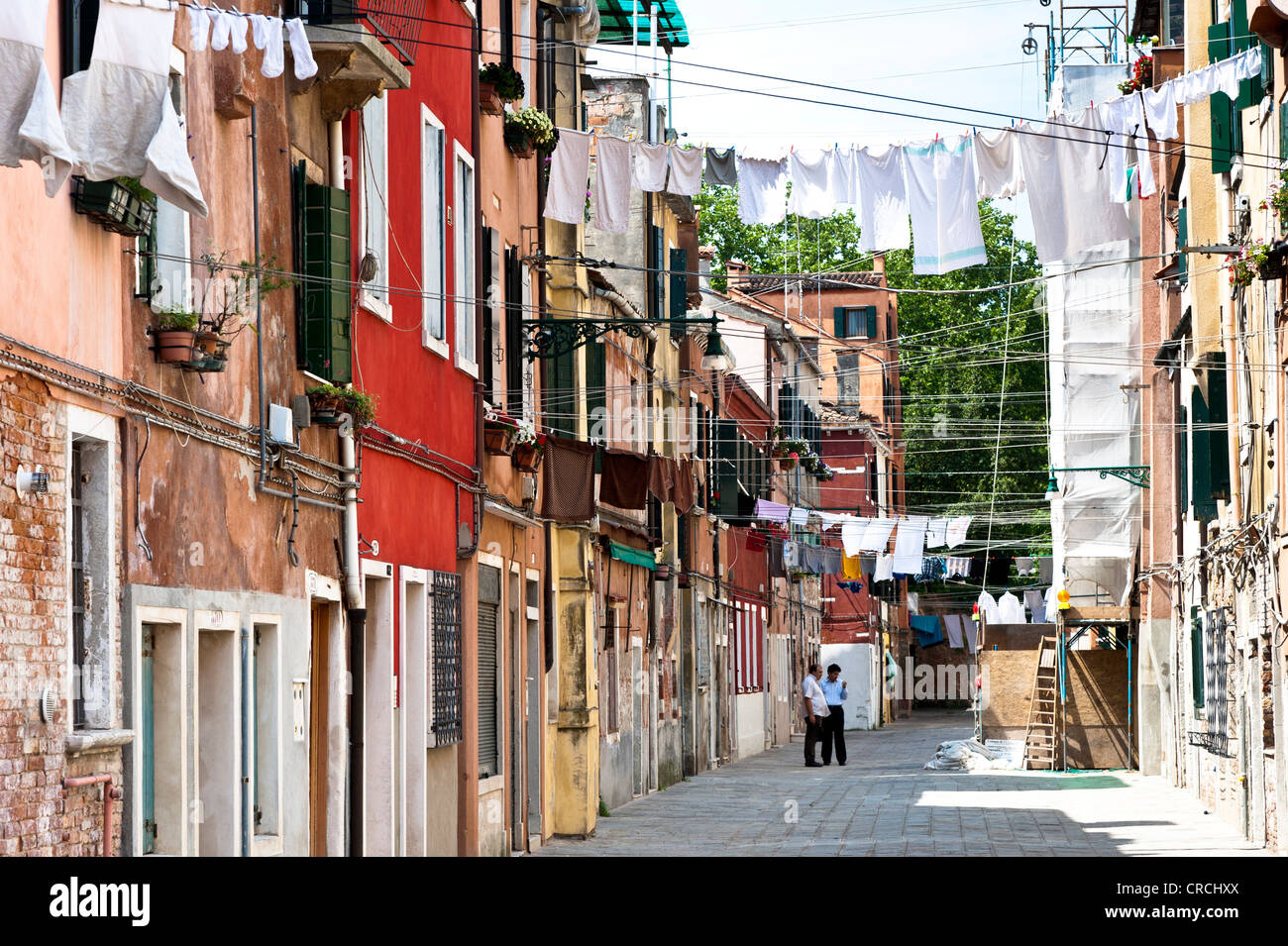 Servizio lavanderia essiccazione su clotheslines allungati lungo la strada, Castello, Venezia, Italia e Europa Foto Stock