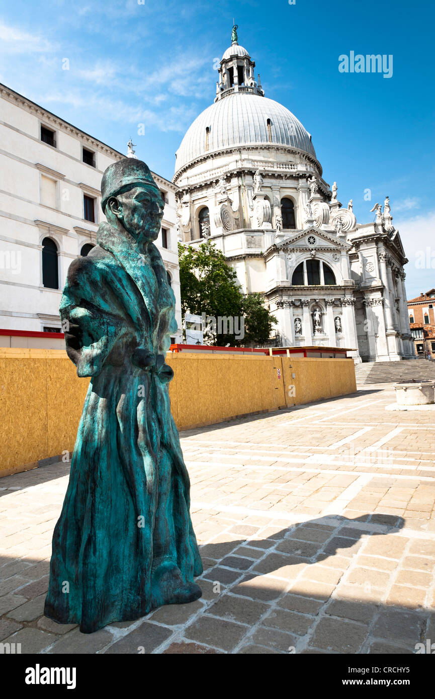 Vater Staat, scultura in bronzo di Thomas Schuette, di fronte alla chiesa di Santa Maria della Salute, Dogana, Venezia, Italia Foto Stock