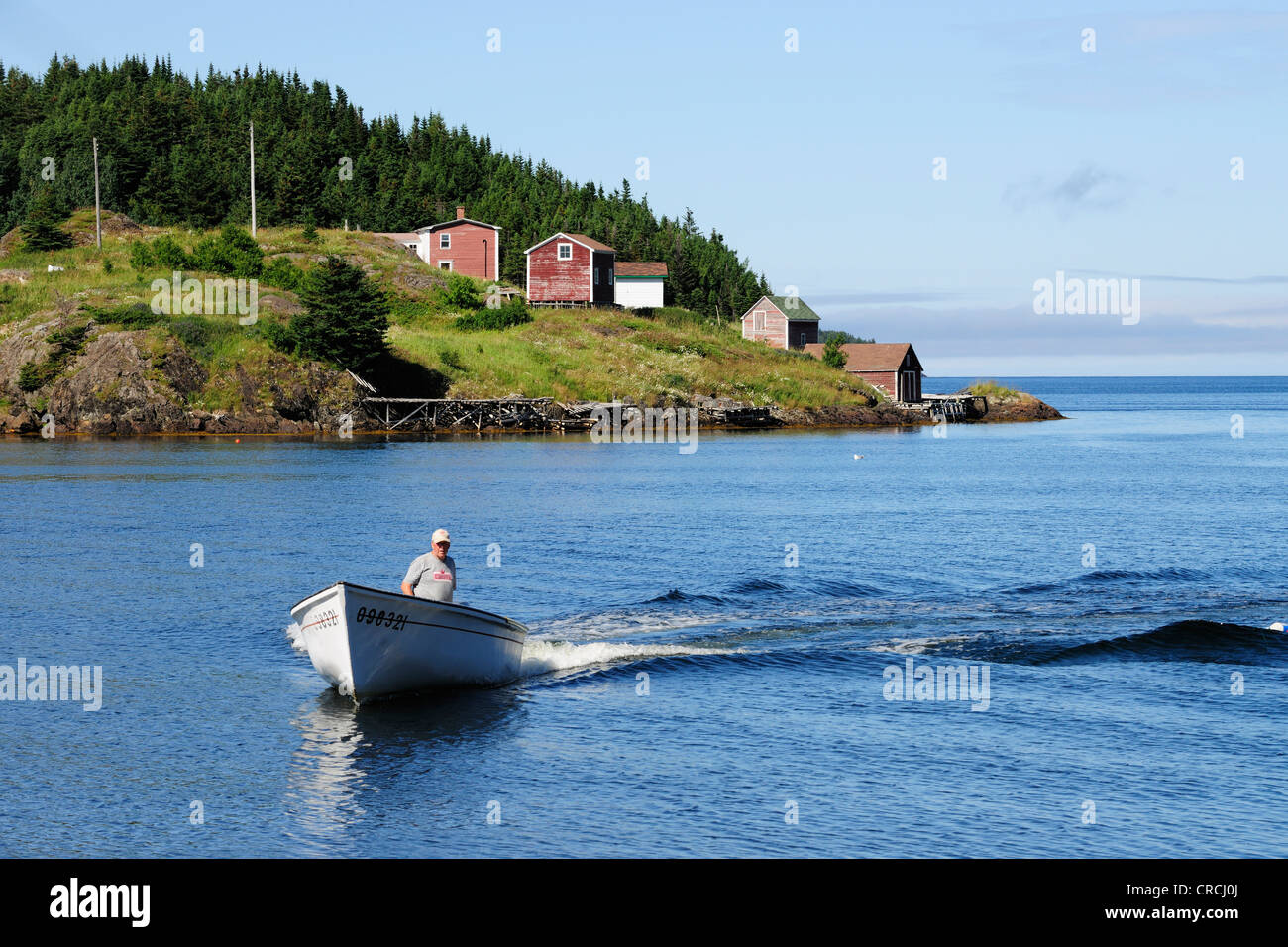 Pescatore di ritornare nella sua barca dopo la pesca, vicino Twillingate, Terranova, Canada, America del Nord Foto Stock