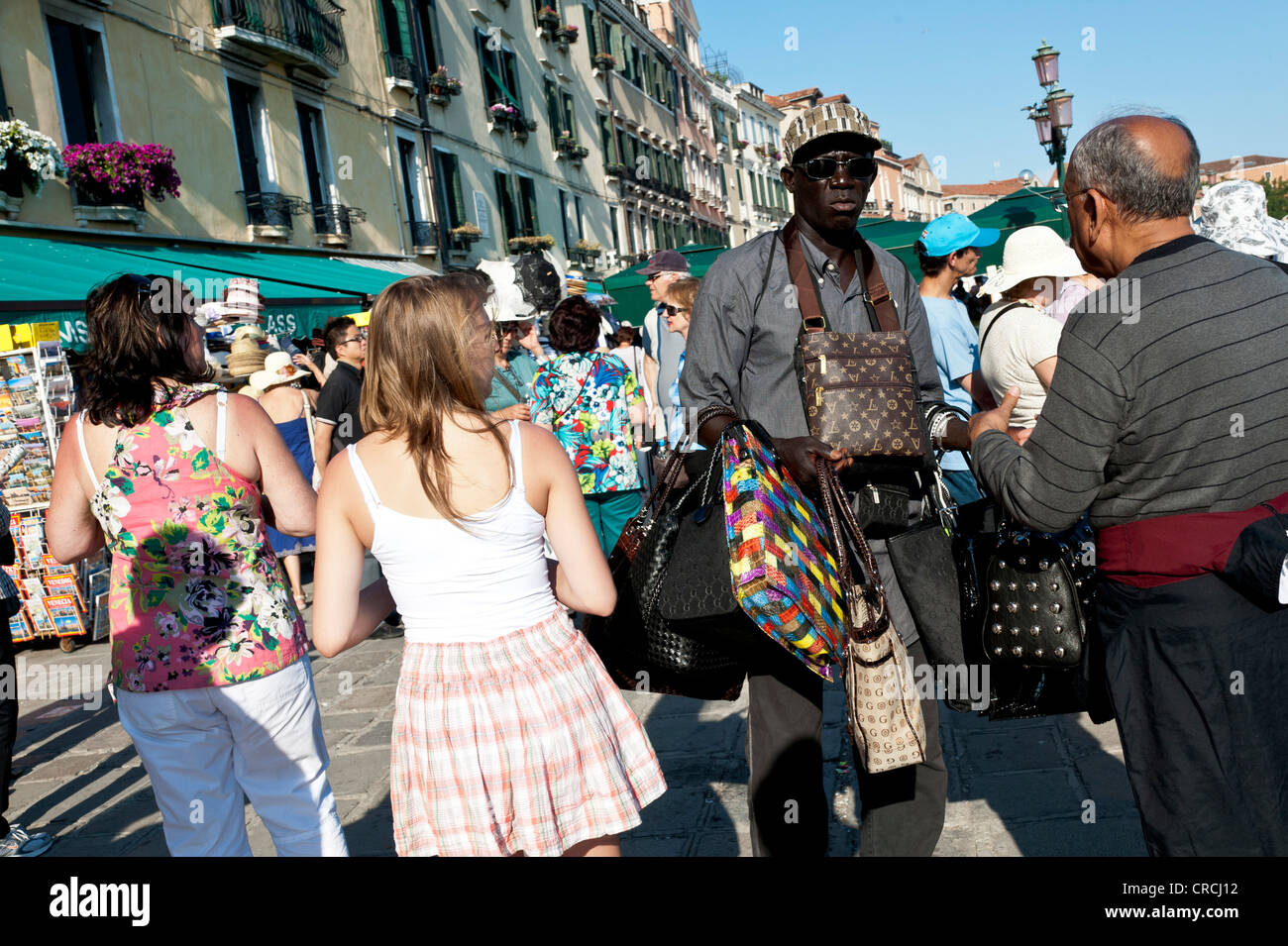 Merchant la vendita di prodotti contraffatti per turisti, VENEZIA, Italia e Europa Foto Stock