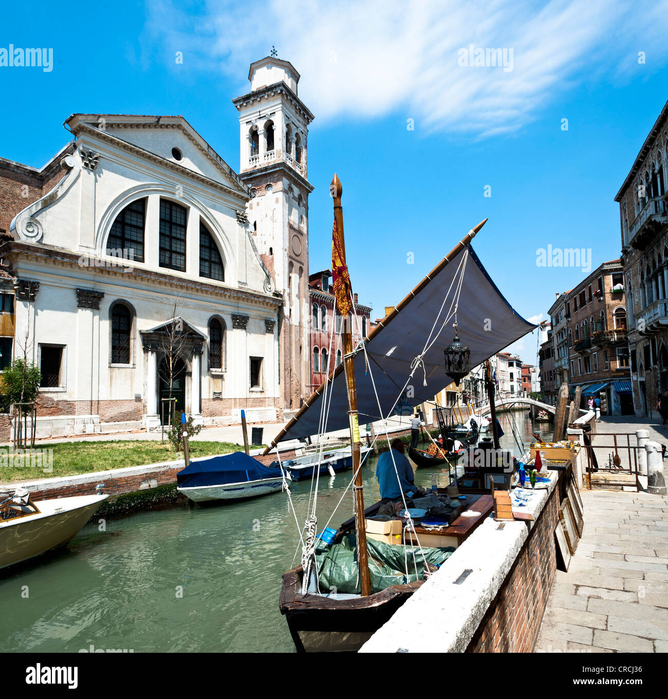 Mercato delle pulci su una barca presso la chiesa di San Trovaso, Sestiere sestiere di Dorsoduro, Venezia, Italia e Europa Foto Stock