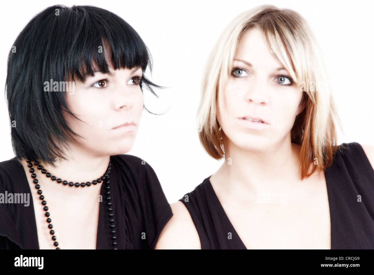 Due donne attraenti, uno nero dai capelli e una bionda Foto Stock