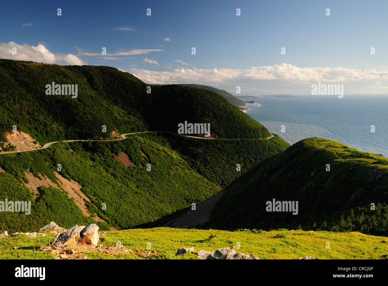 Cabot Trail e l'Oceano Atlantico, Cape Breton Highlands National Park, Cape Breton, Nova Scotia, Canada, America del Nord Foto Stock