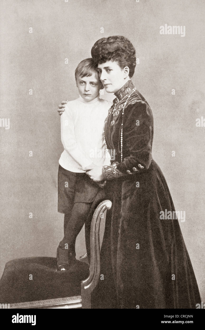 Alexandra della Danimarca, 1844 - 1925. Sposa e regina-imperatrice consorte del re Edward VII di Inghilterra con il nipote Principe Olav. Foto Stock