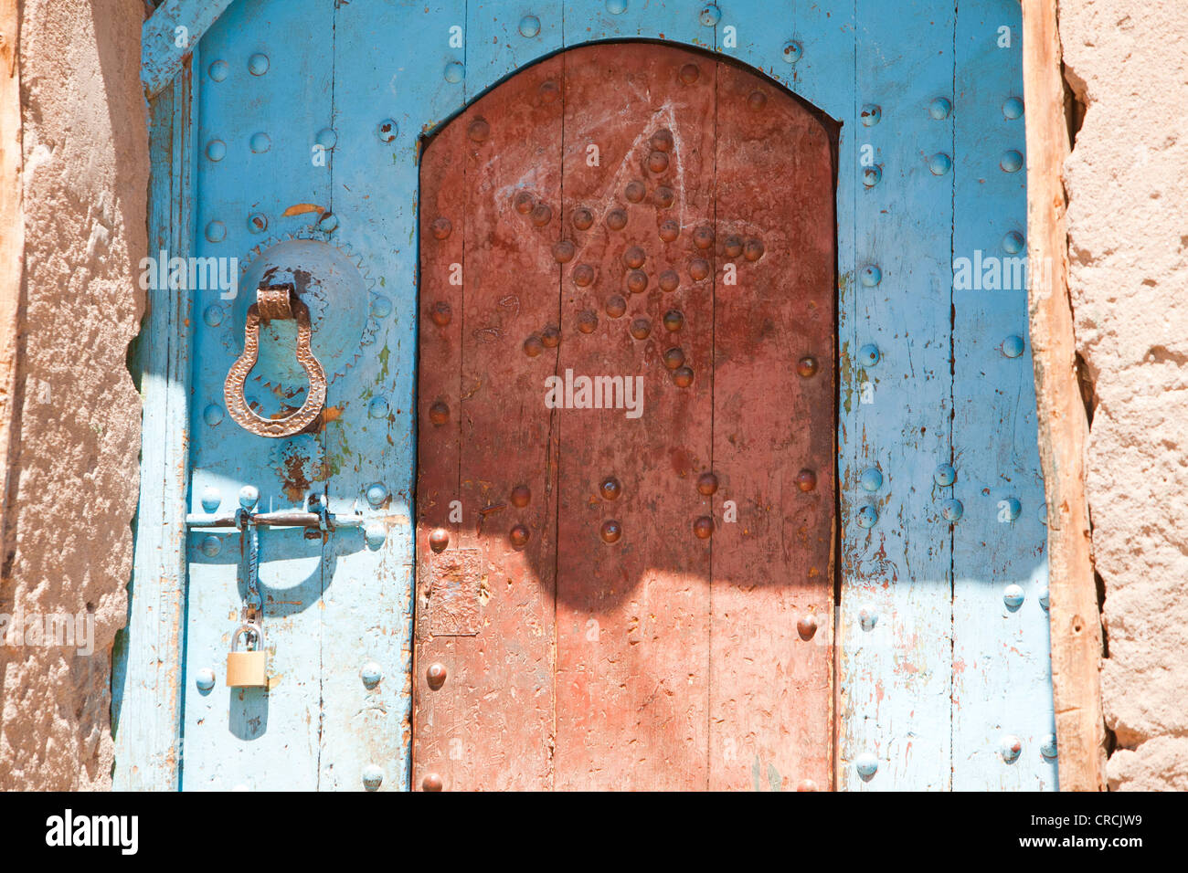 Una porta anteriore di una casa Berber in Anti atlante del Marocco, Africa del Nord. Foto Stock