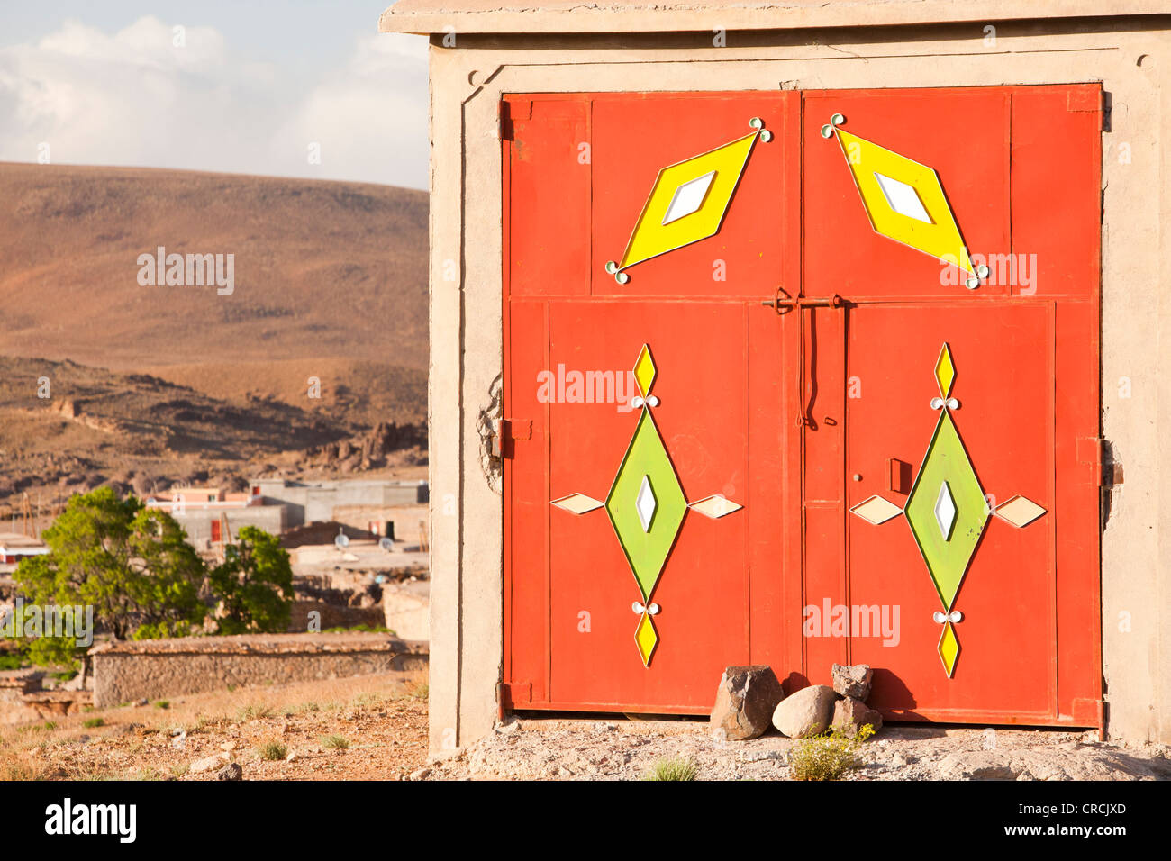 Una porta in acciaio su una casa in un villaggio Berbero in Anti Atlas Mountains, Marocco, Africa del Nord. Foto Stock
