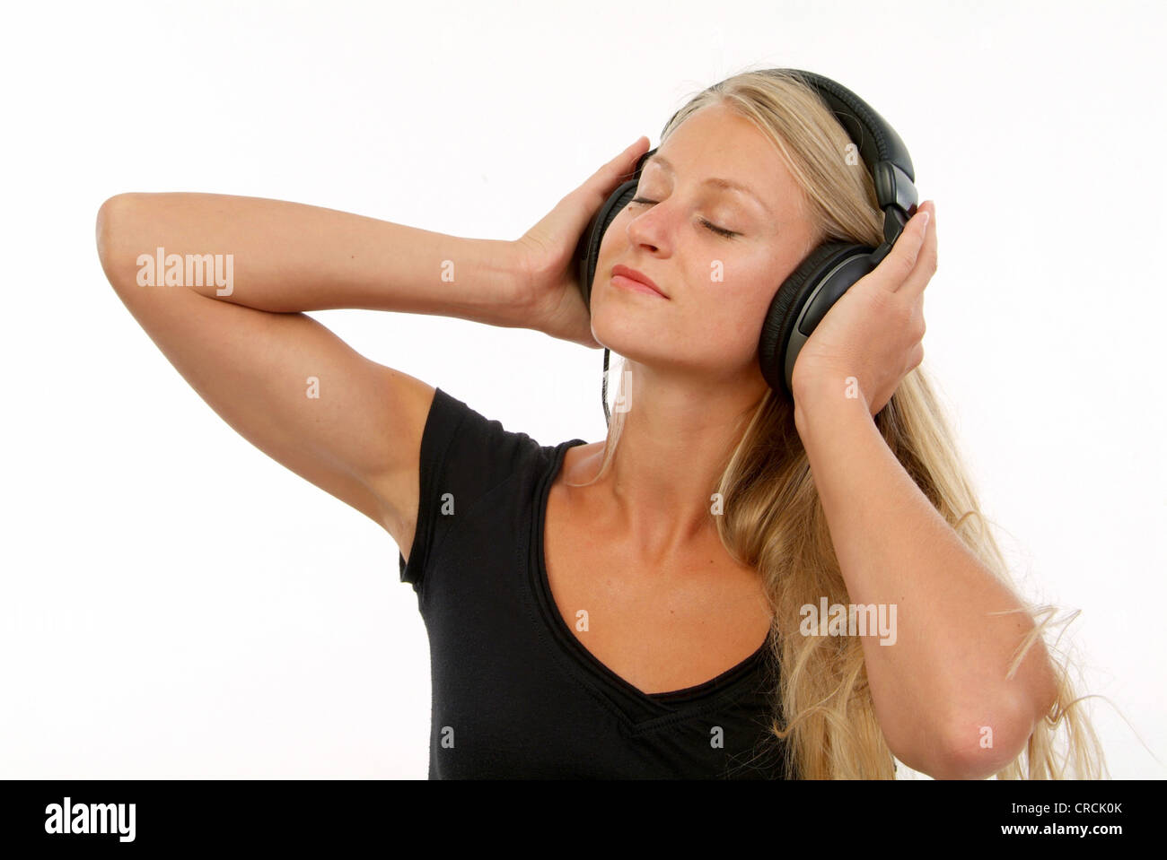 Giovane donna bionda rilassante con musica da cuffie Foto Stock
