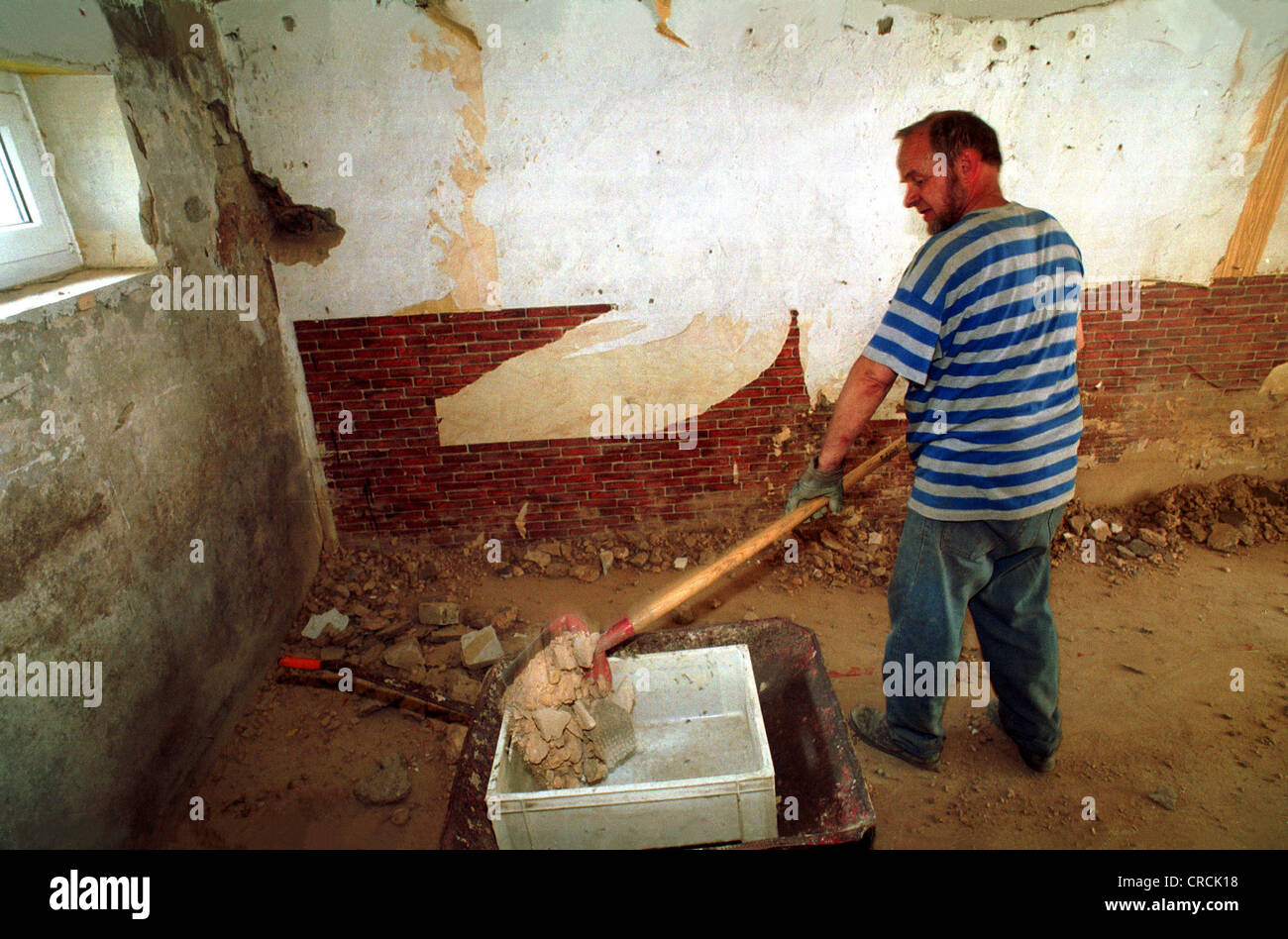 Uomo di sviluppare la propria casa Foto Stock
