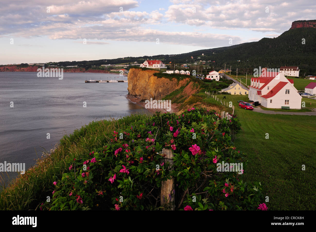 Il villaggio di Percé sul golfo del fiume San Lorenzo, Gaspe peninsula, Gaspésie, Quebec, Canada Foto Stock