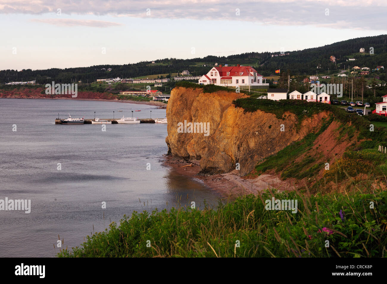 Il villaggio di Percé sul golfo del fiume San Lorenzo, Gaspe peninsula, Gaspésie, Quebec, Canada Foto Stock