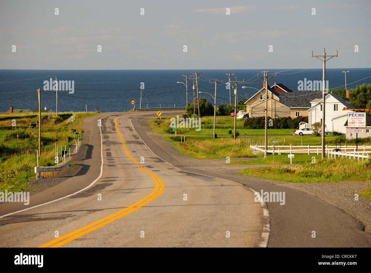 Strada lungo il fiume San Lorenzo vicino Grosses-Roches, Gaspe Peninsula, Gaspésie, Quebec, Canada Foto Stock