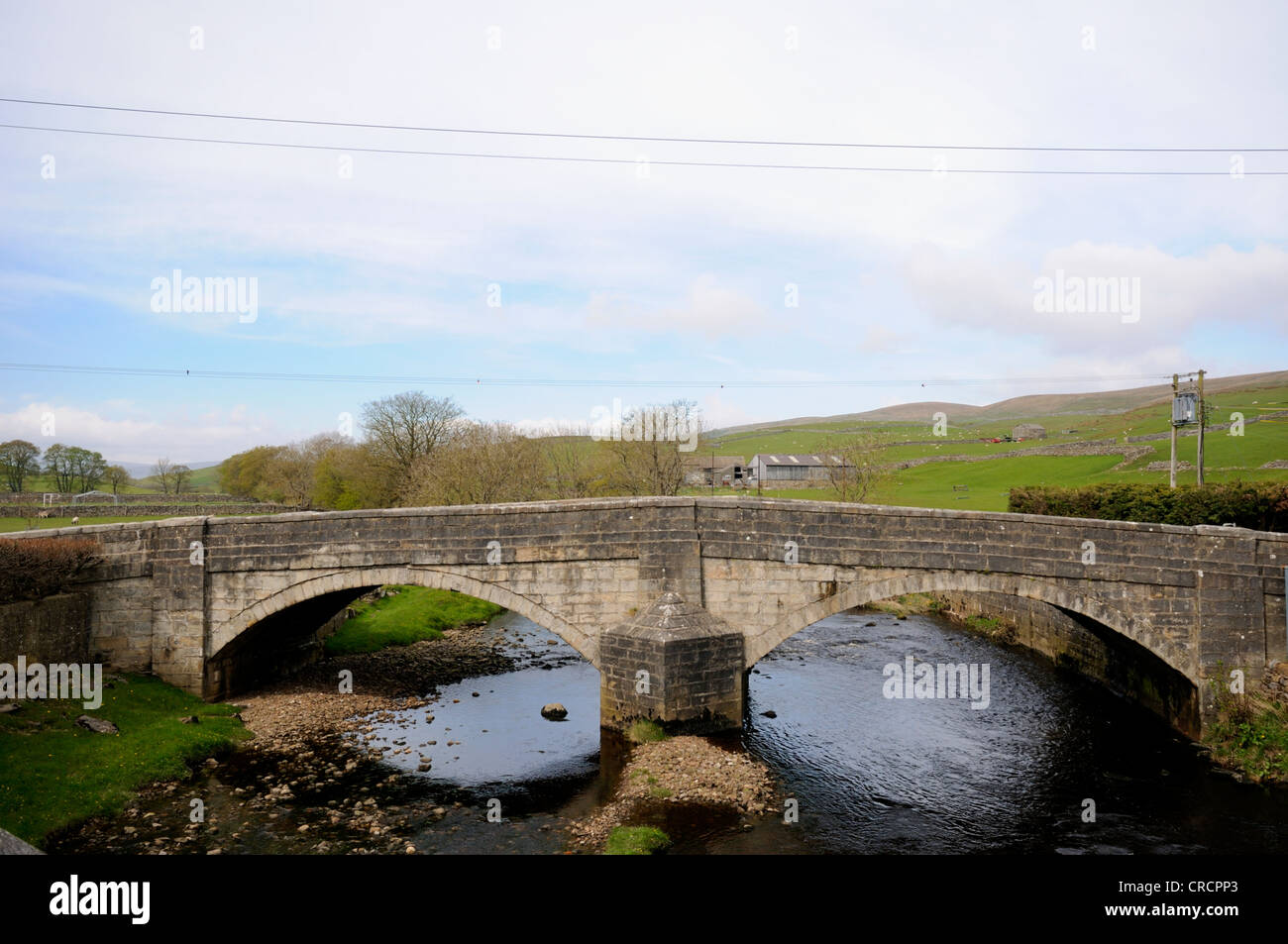 Il fiume Ribble in esecuzione sotto un ponte a Horton in Ribblesdale nel Yorkshire Dales National Park, Inghilterra. Foto Stock