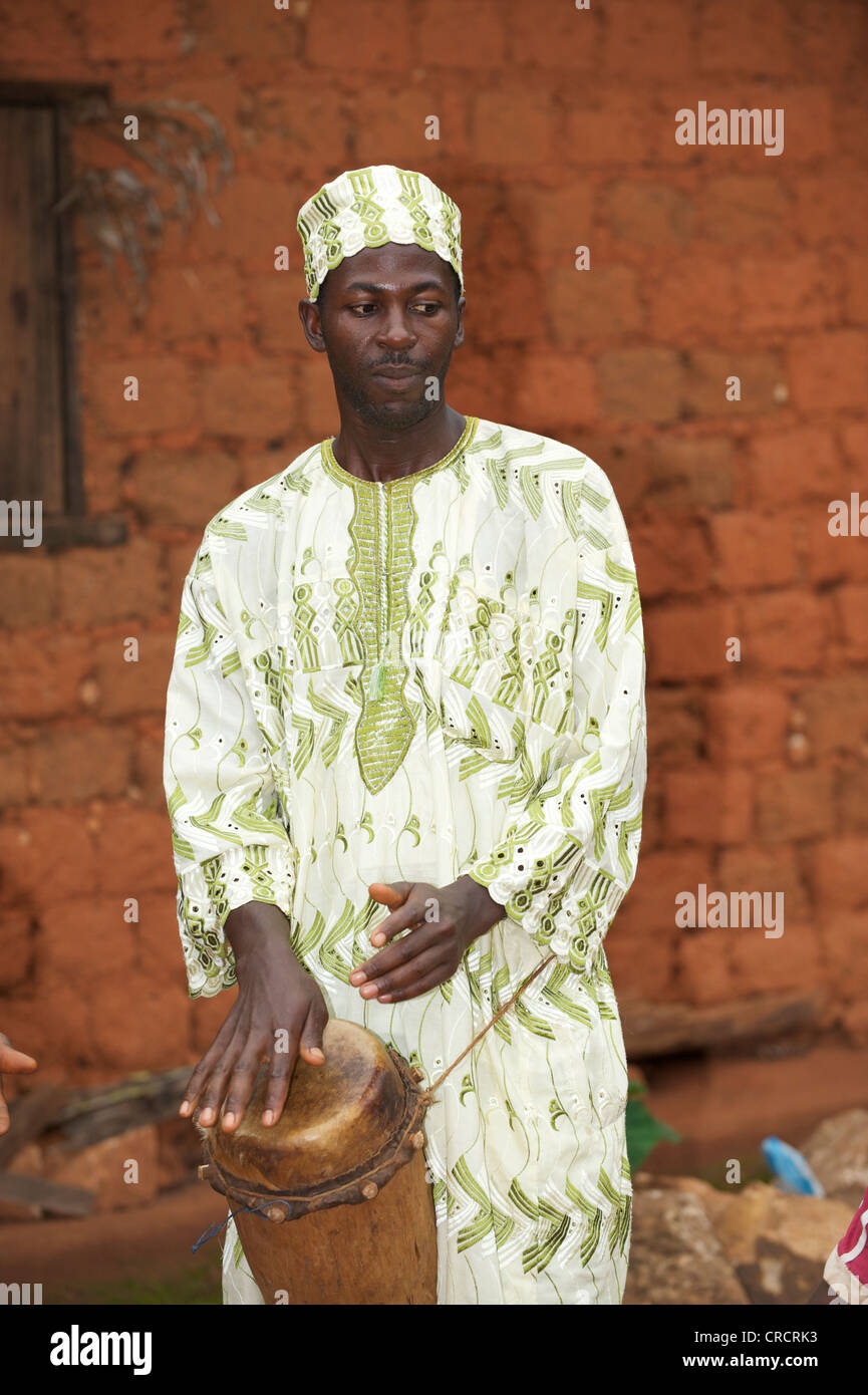 Uomo Che Indossa Abbigliamento Tradizionale E La Riproduzione Di Un Tradizionale Strumento Musicale Di Bamenda Camerun Africa Foto Stock Alamy