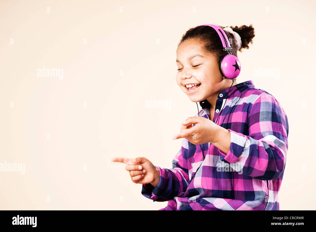 La ragazza con gli auricolari a ballare la musica Foto Stock