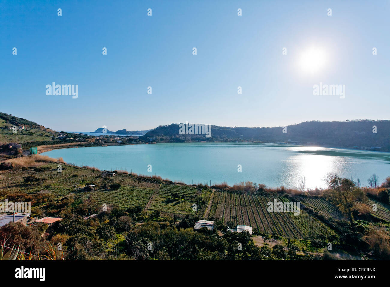 Il lago di Avernus e Monte di Procida, Campi Flegrei Napoli, Italia Foto Stock