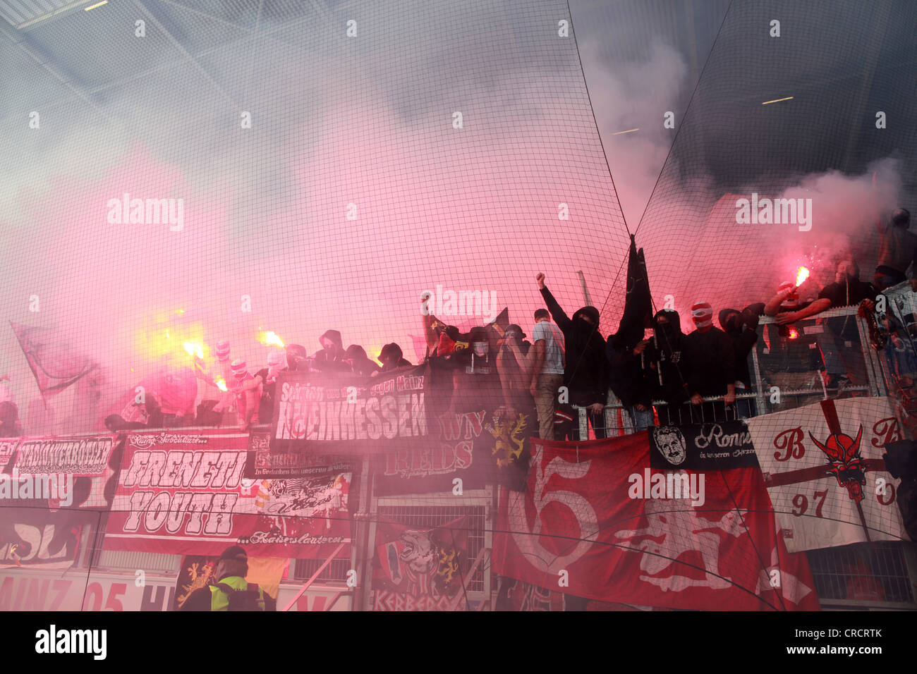 Gli appassionati di 1. FC Kaiserslautern hanno acceso i fuochi d'artificio, calcio Bundesliga, FSV Mainz 05 vs 1. FC Kaiserslautern, Coface-Arena Foto Stock