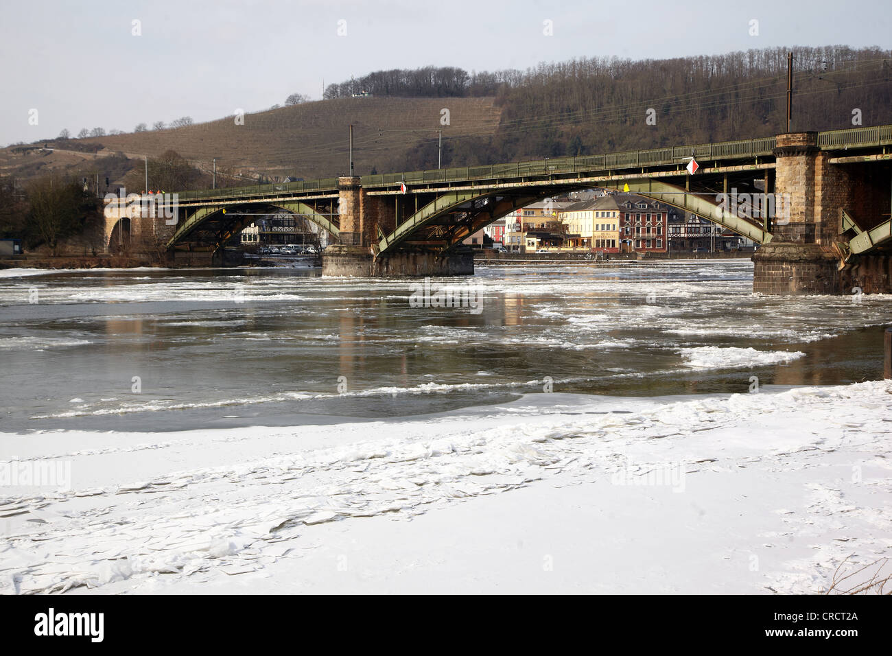 Ghiaccio sul fiume Moselle a Guels ponte ferroviario, vicino a Coblenza, Renania-Palatinato, Germania, Europa Foto Stock