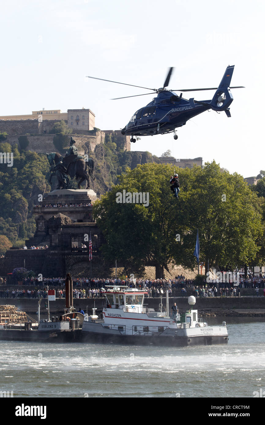 Esercitazione di soccorso in acqua con una polizia federale in elicottero Eurocopter EC 155, Coblenza, Renania-Palatinato, Germania, Europa Foto Stock