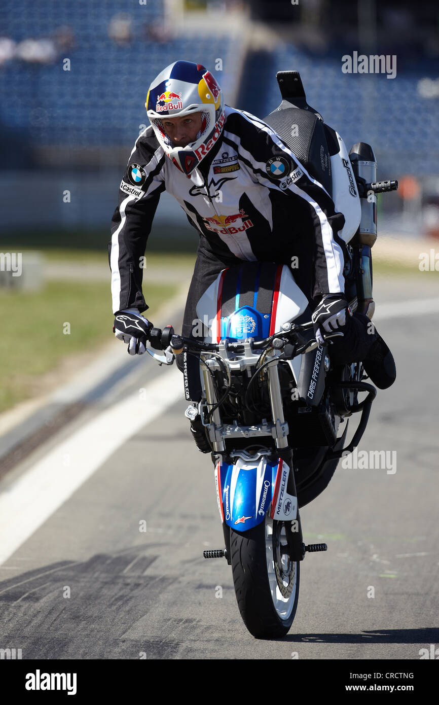 Motociclista di eseguire 'stoppy' a una moto stunt show, Nuerburgring race track, Renania-Palatinato, Germania, Europa Foto Stock