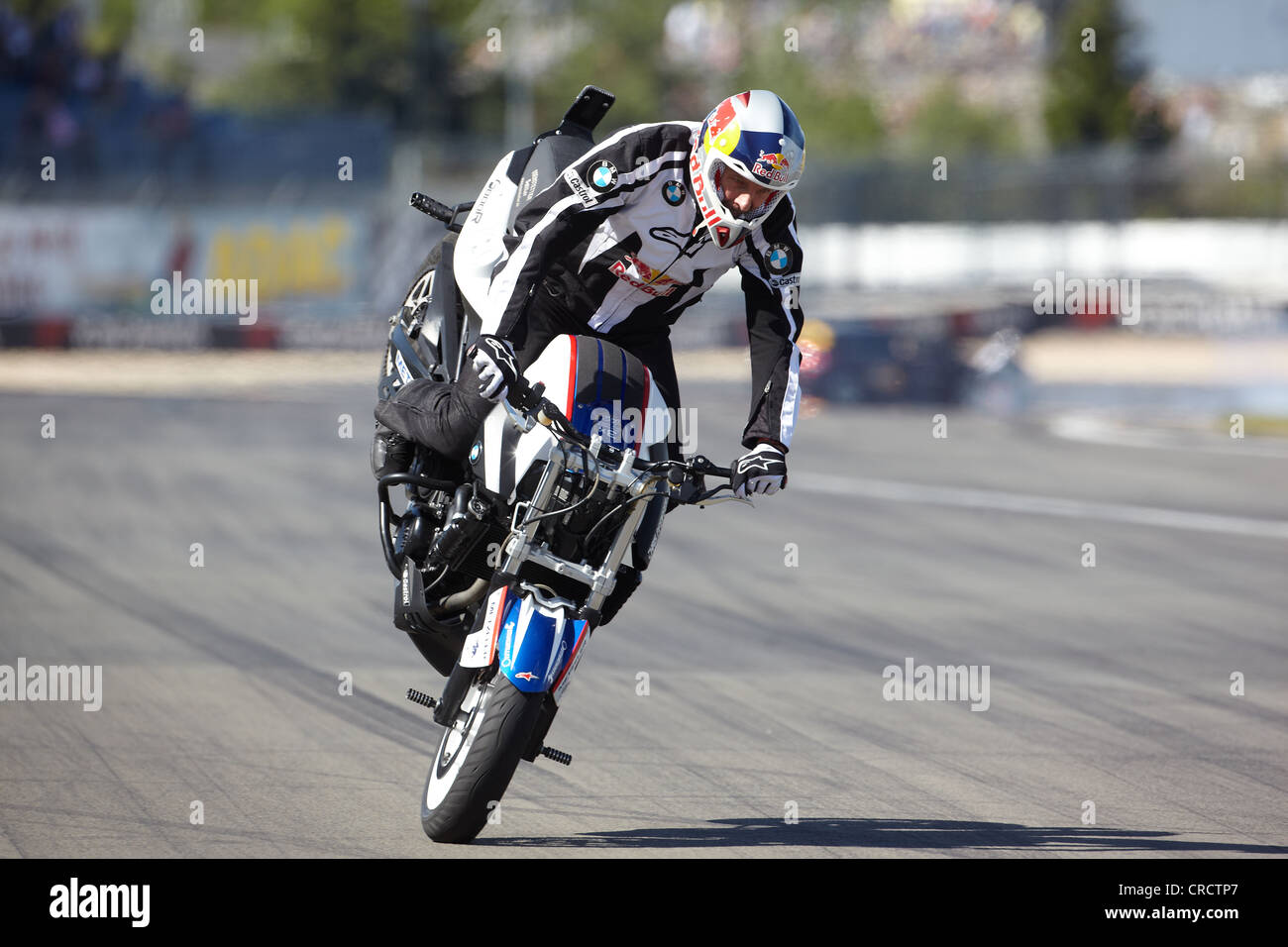 Motociclista di eseguire 'stoppy' a una moto stunt show, Nuerburgring race track, Renania-Palatinato, Germania, Europa Foto Stock