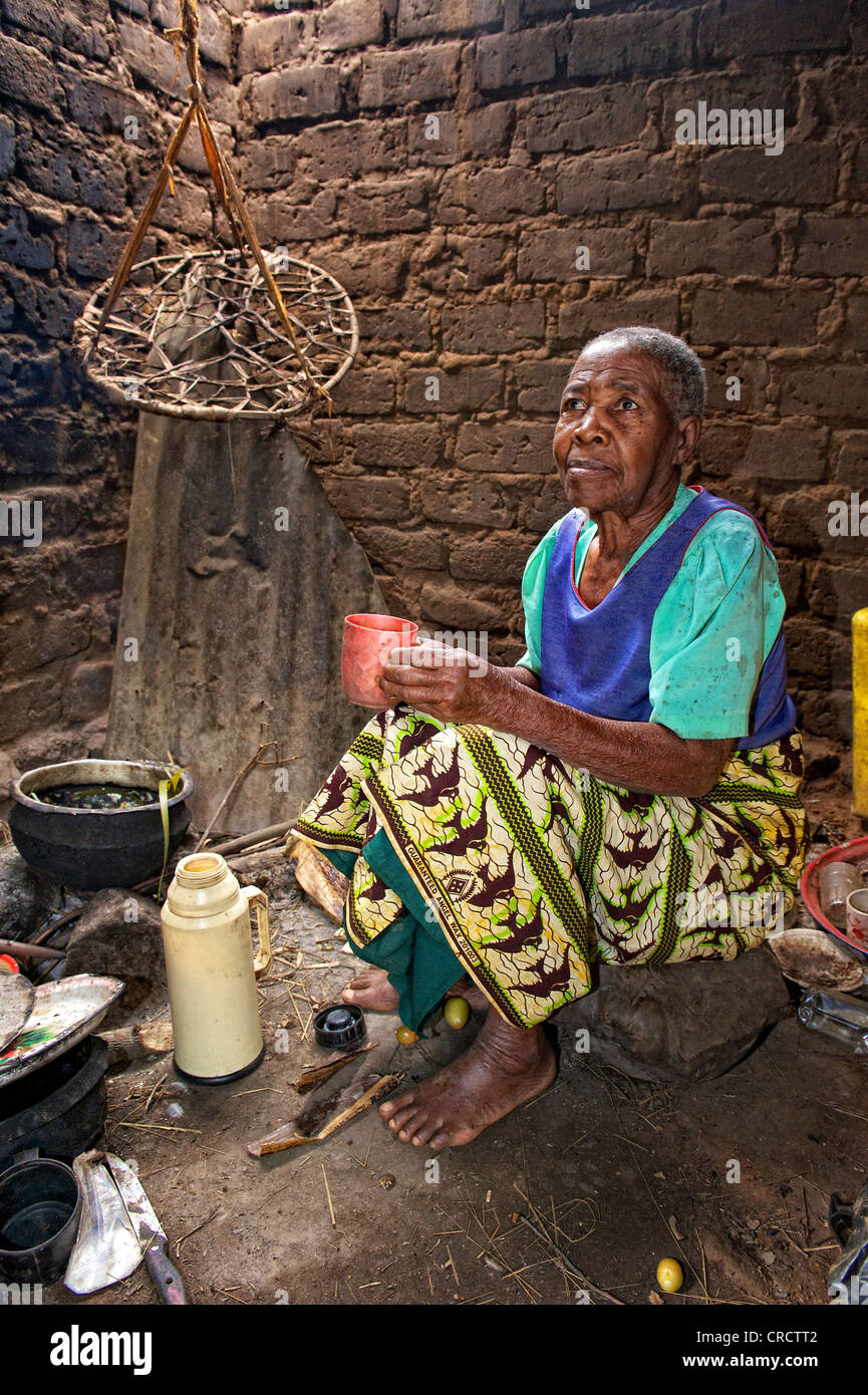 Il vecchio donna nella sua cucina, nei pressi di Bukoba, Tanzania Africa Foto Stock