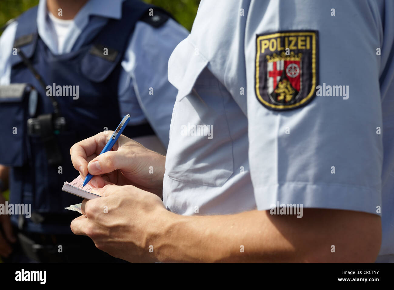 Funzionario di polizia durante un arresto del traffico, Coblenza, Renania-Palatinato, Germania, Europa Foto Stock