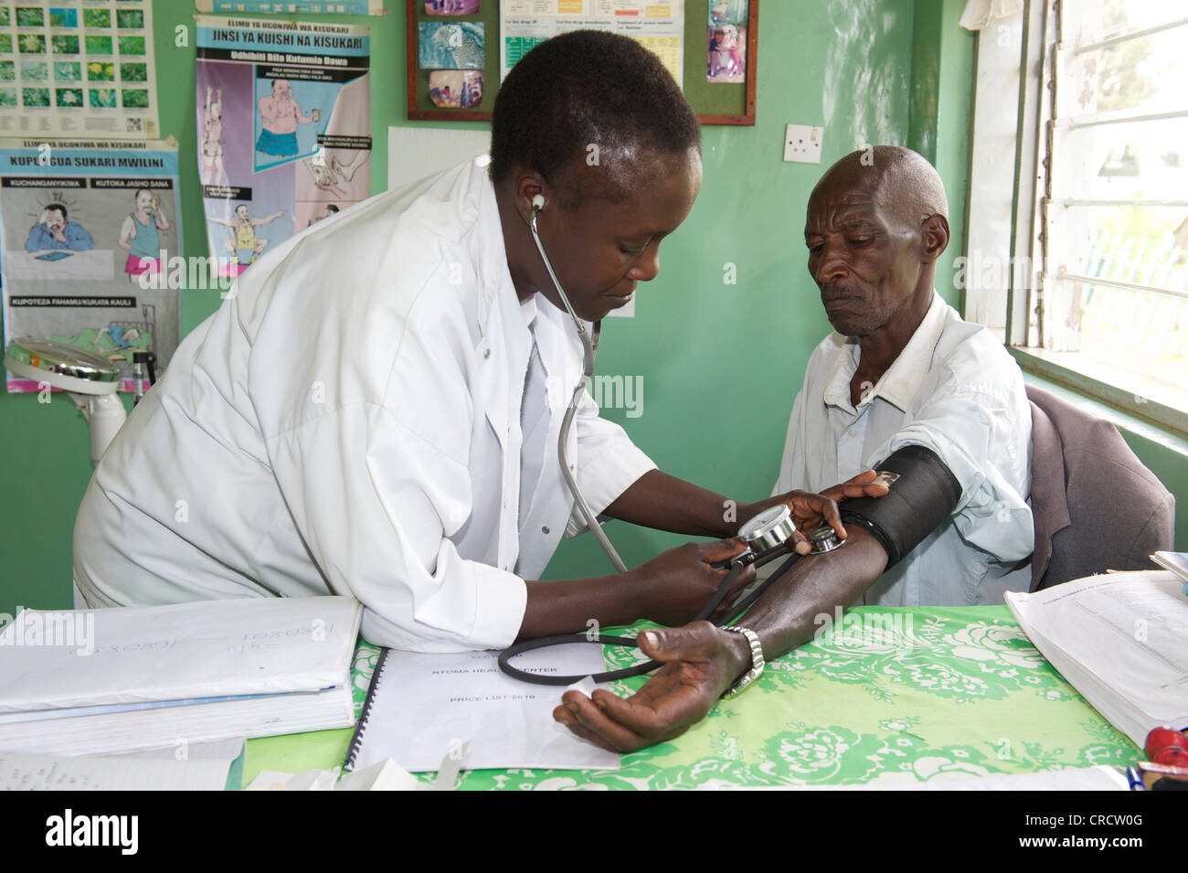 Il medico e il paziente in un ospedale vicino a Bukoba, Tanzania Africa Foto Stock