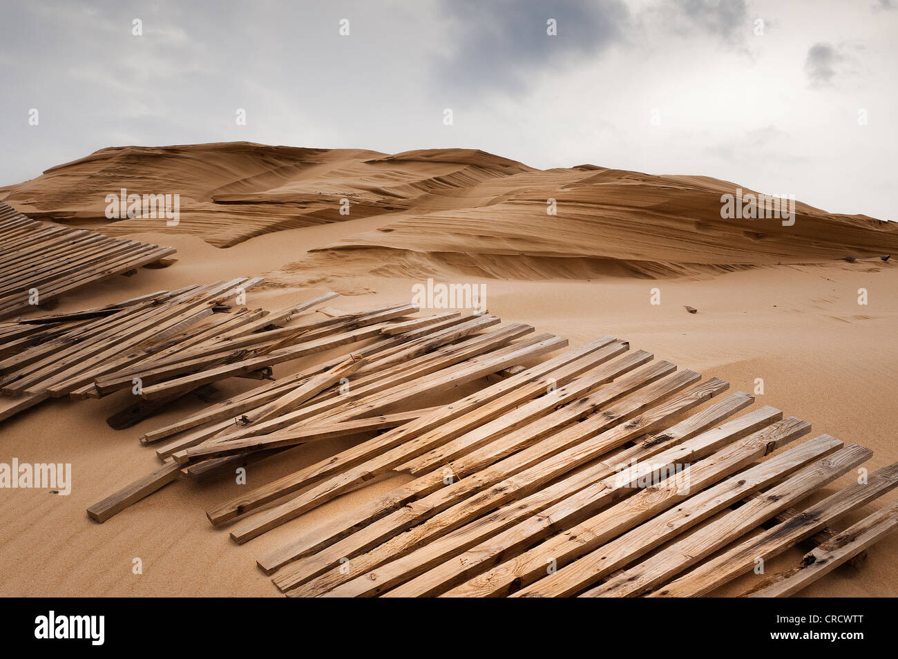 Staccionata in legno e dune di sabbia. Foto Stock