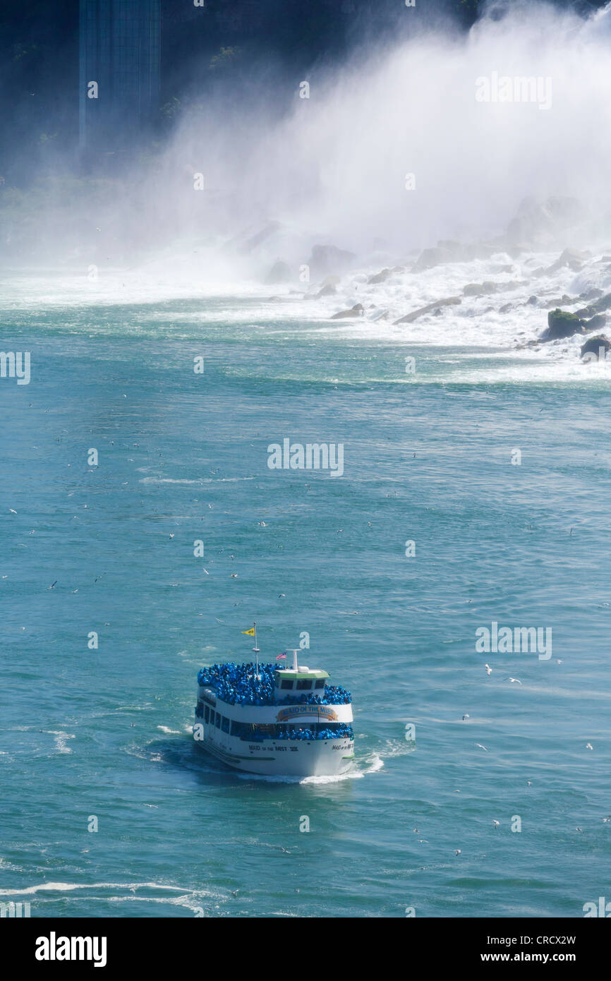 La Domestica della Foschia tour in barca di fronte all'American cade visto dal lato canadese, Niagara Falls, Ontario, Canada Foto Stock