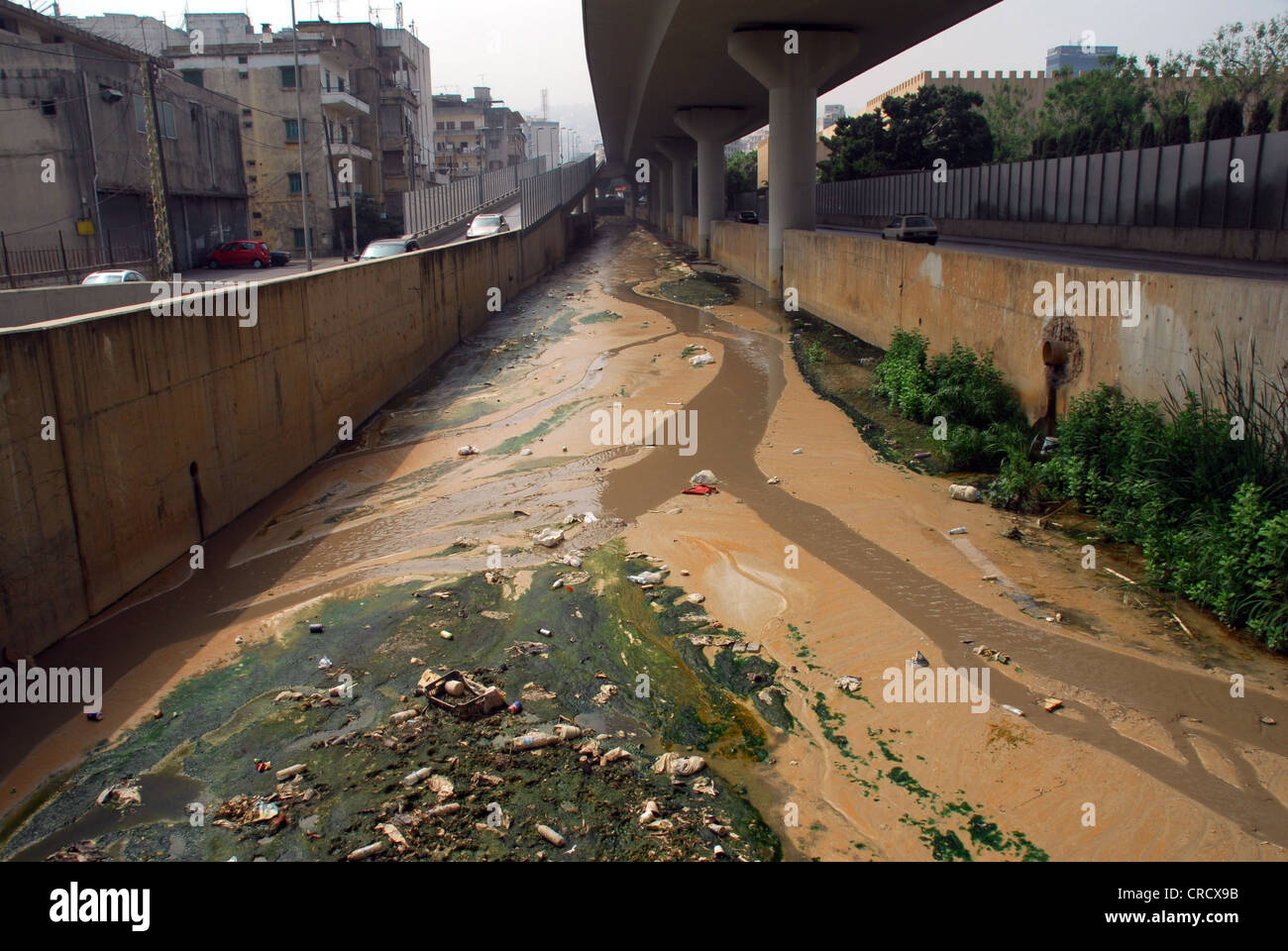 Acque reflue viene sprecata nel fiume della morte nord Beirut Libano Foto Stock