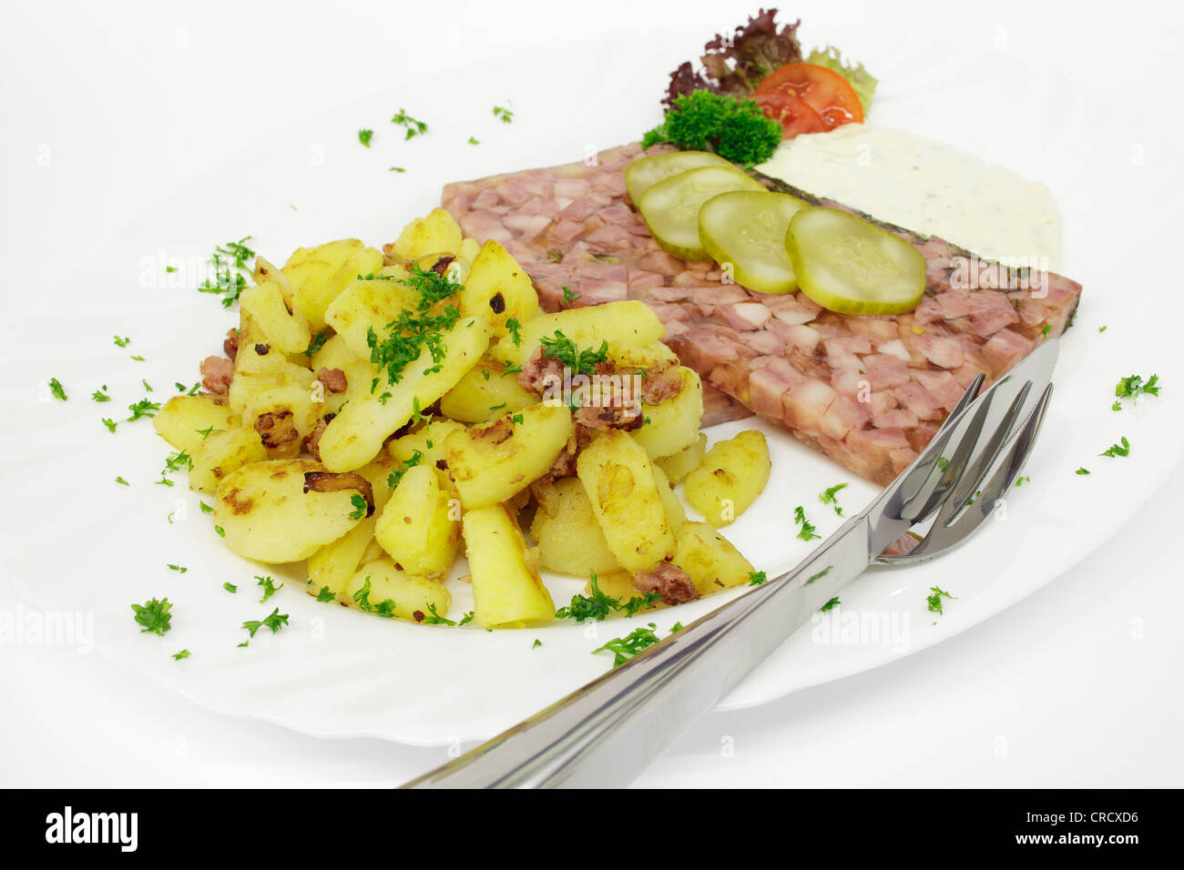 Aspic, carne di maiale con patate fritte e remoulade Foto Stock