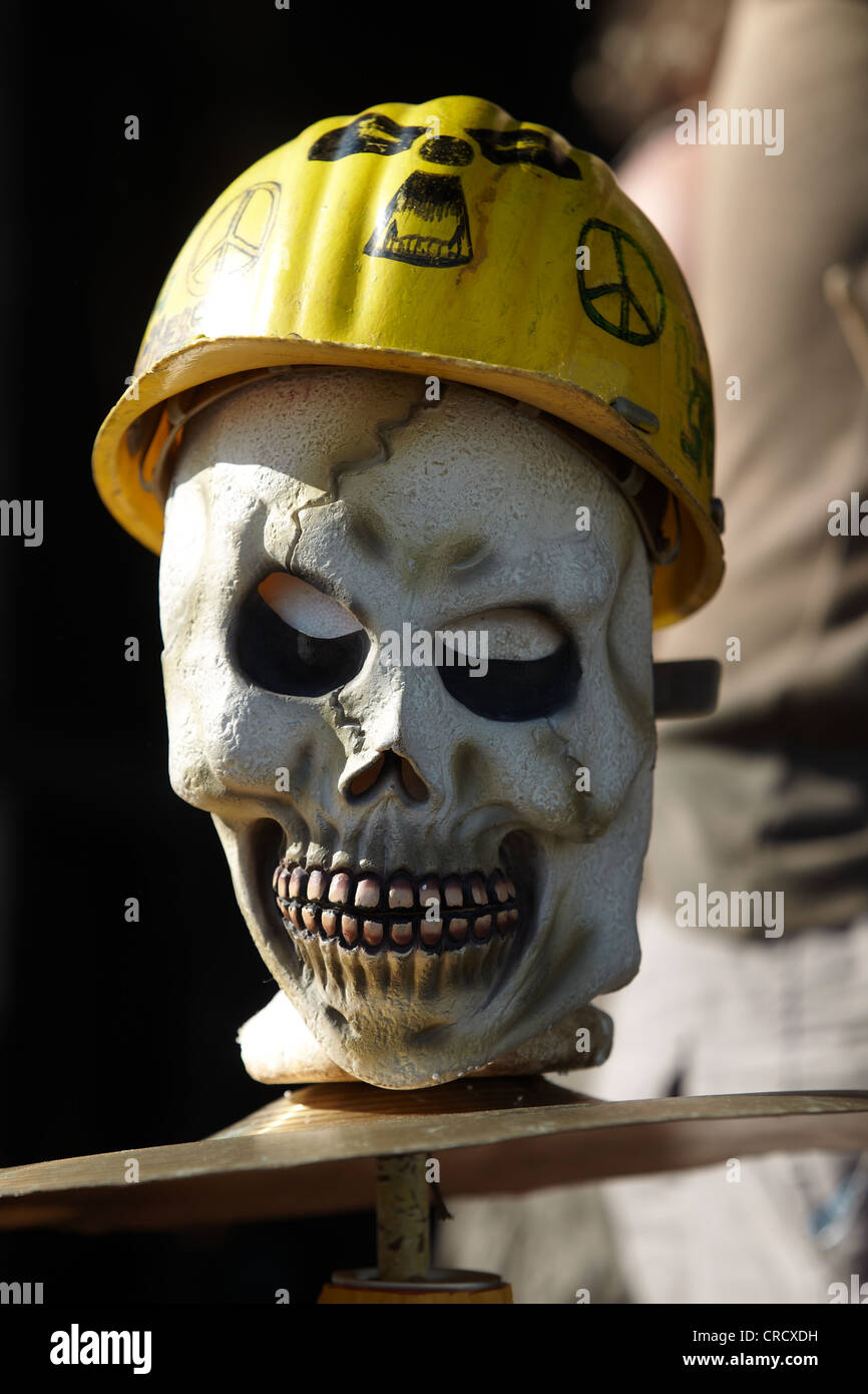 Cranio nel corso di una protesta contro i francesi di Cattenom Centrale Nucleare, regione Lorena, in Francia, in Europa Foto Stock